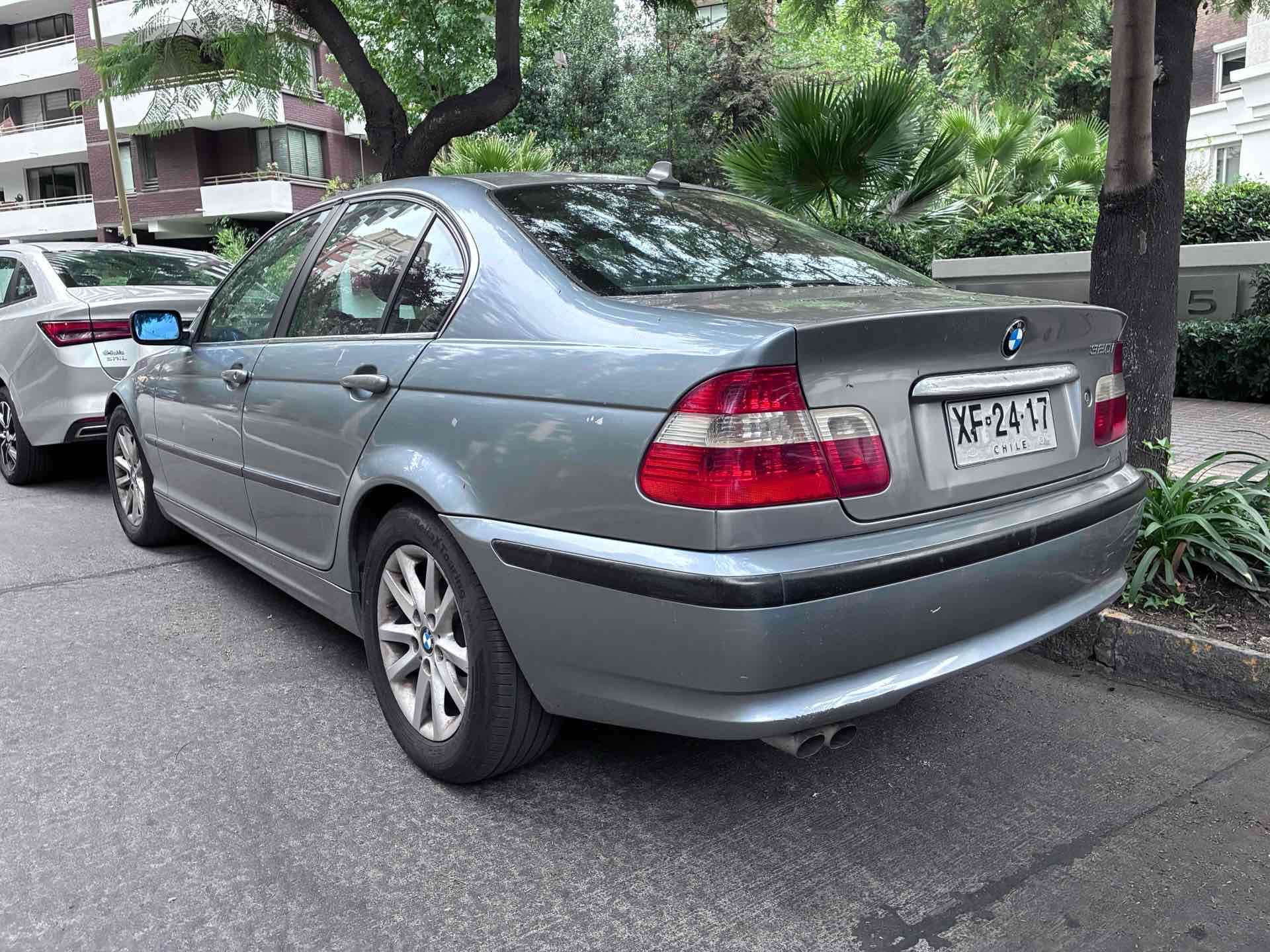 Auto sedán gris en buen estado - miniatura 5