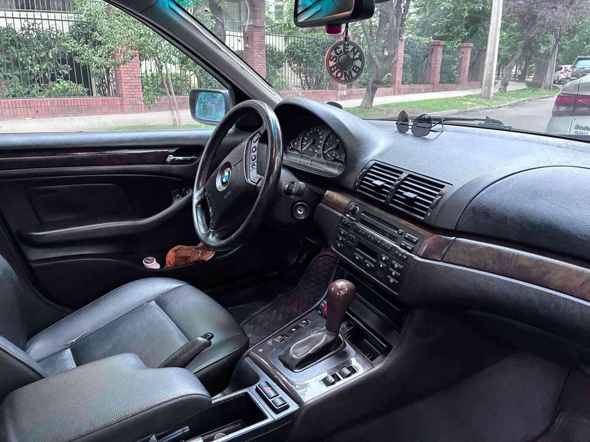 Auto sedán gris en buen estado - miniatura 6