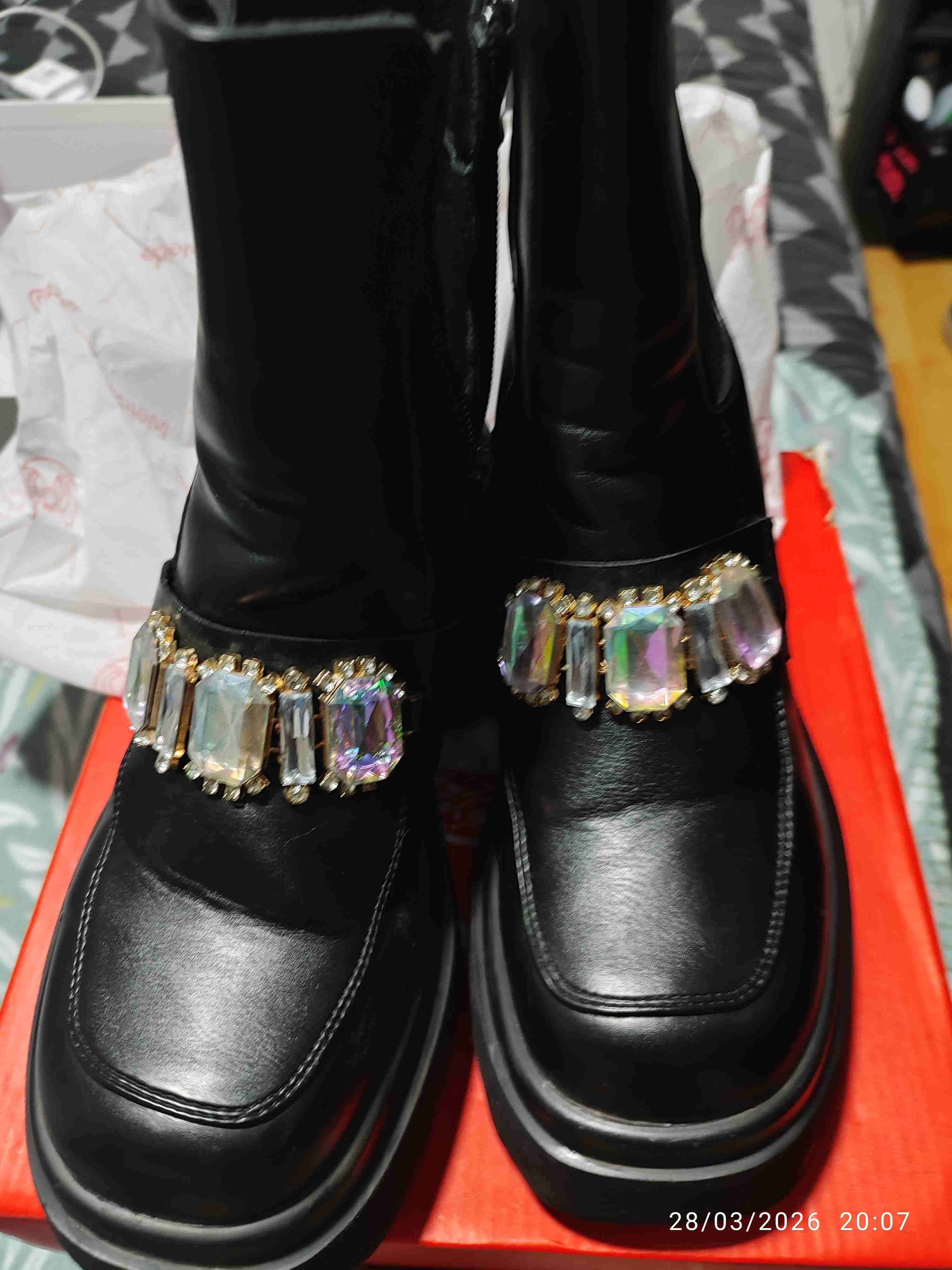 Botas negras con apliques brillantes