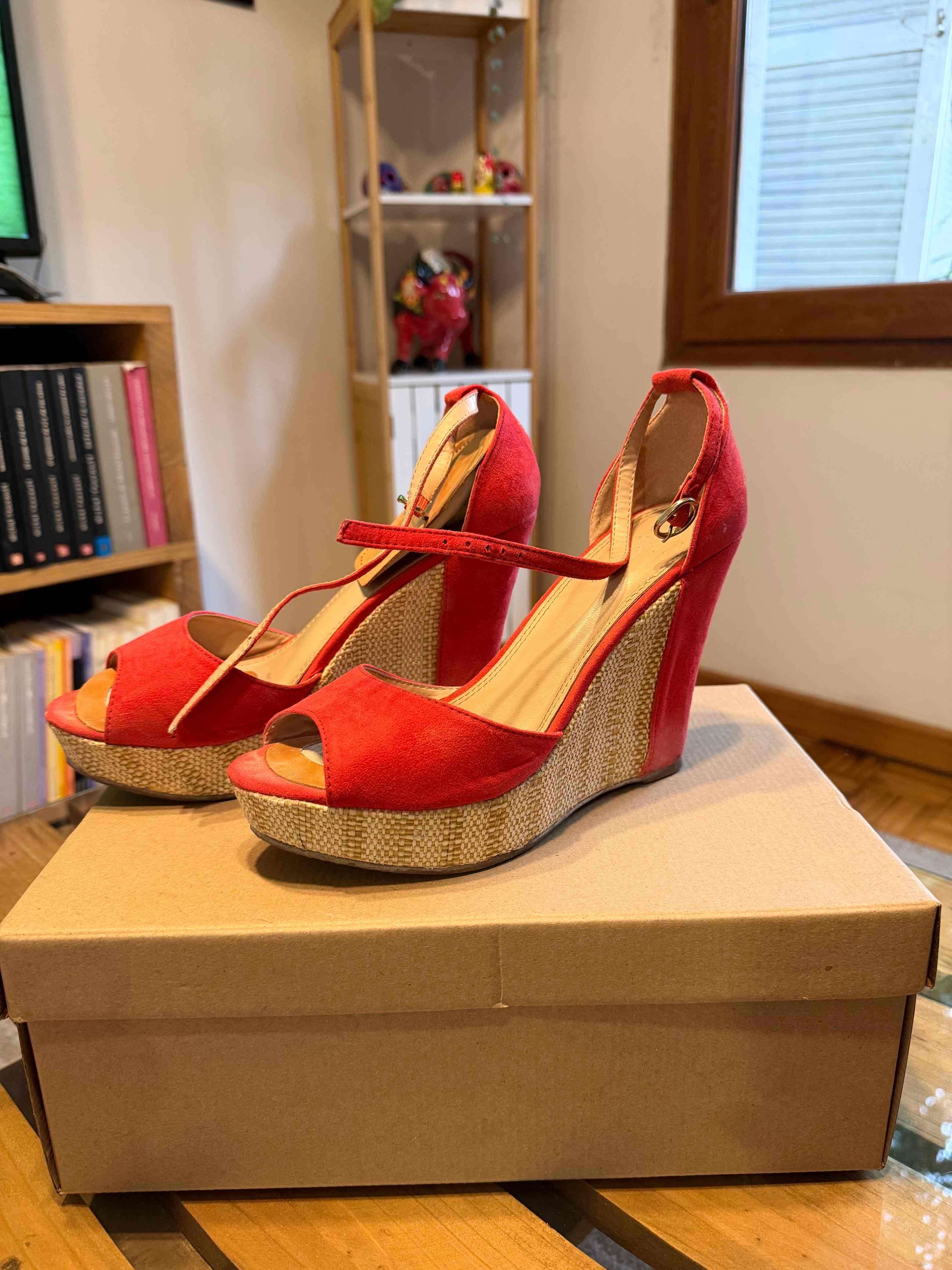 Zapatos rojos con plataforma