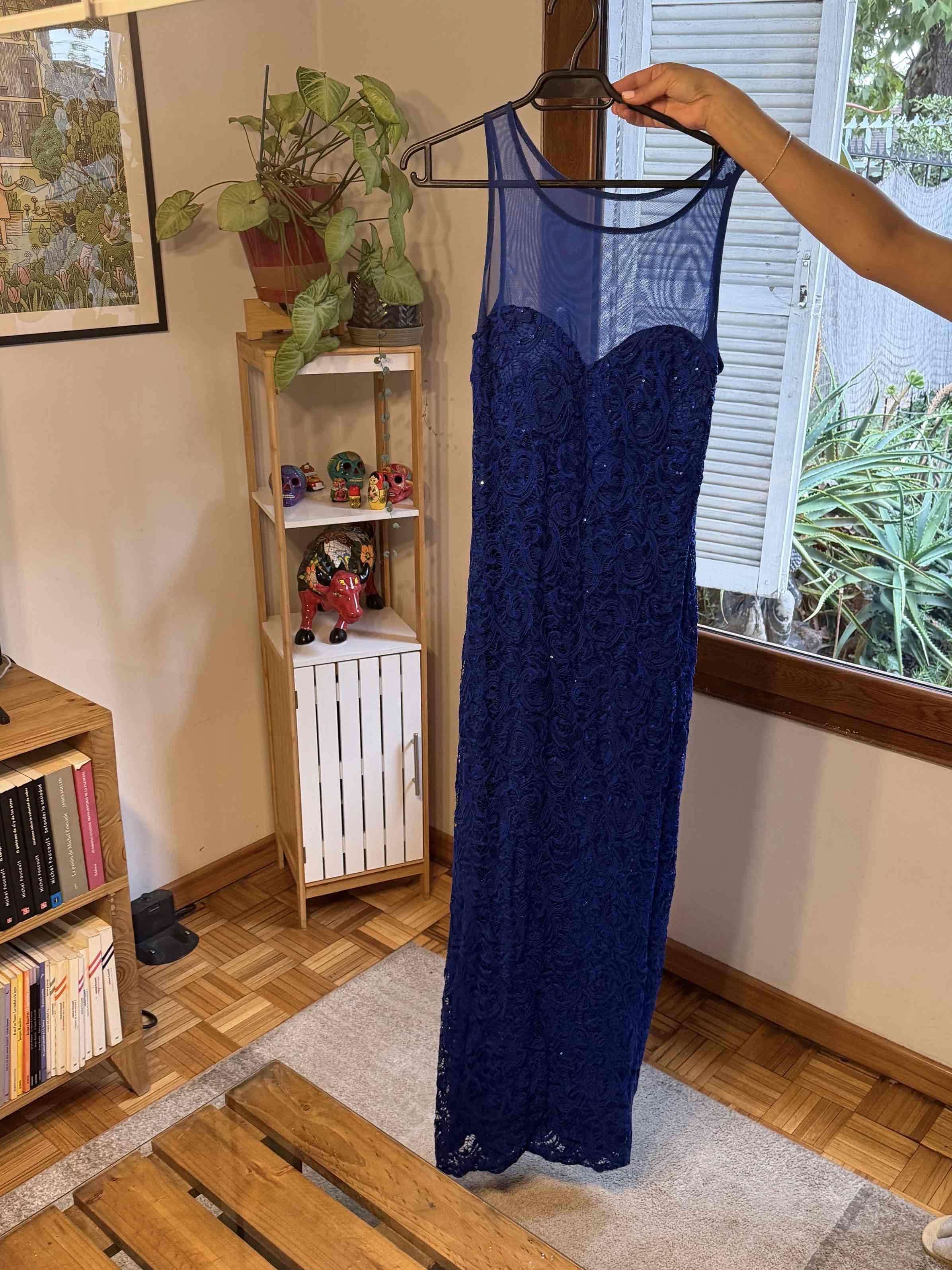 Vestido largo azul encaje