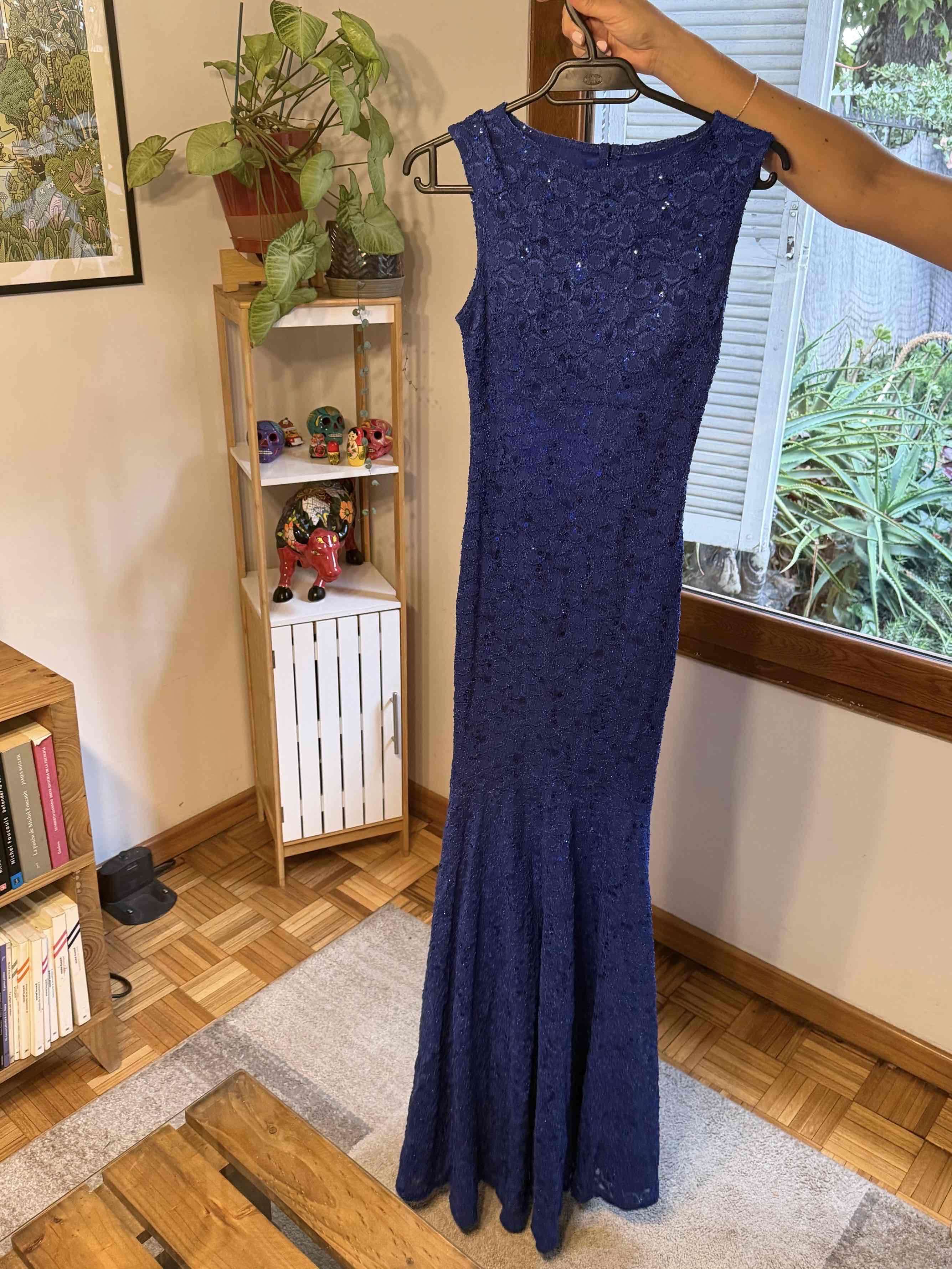 Vestido largo azul encaje