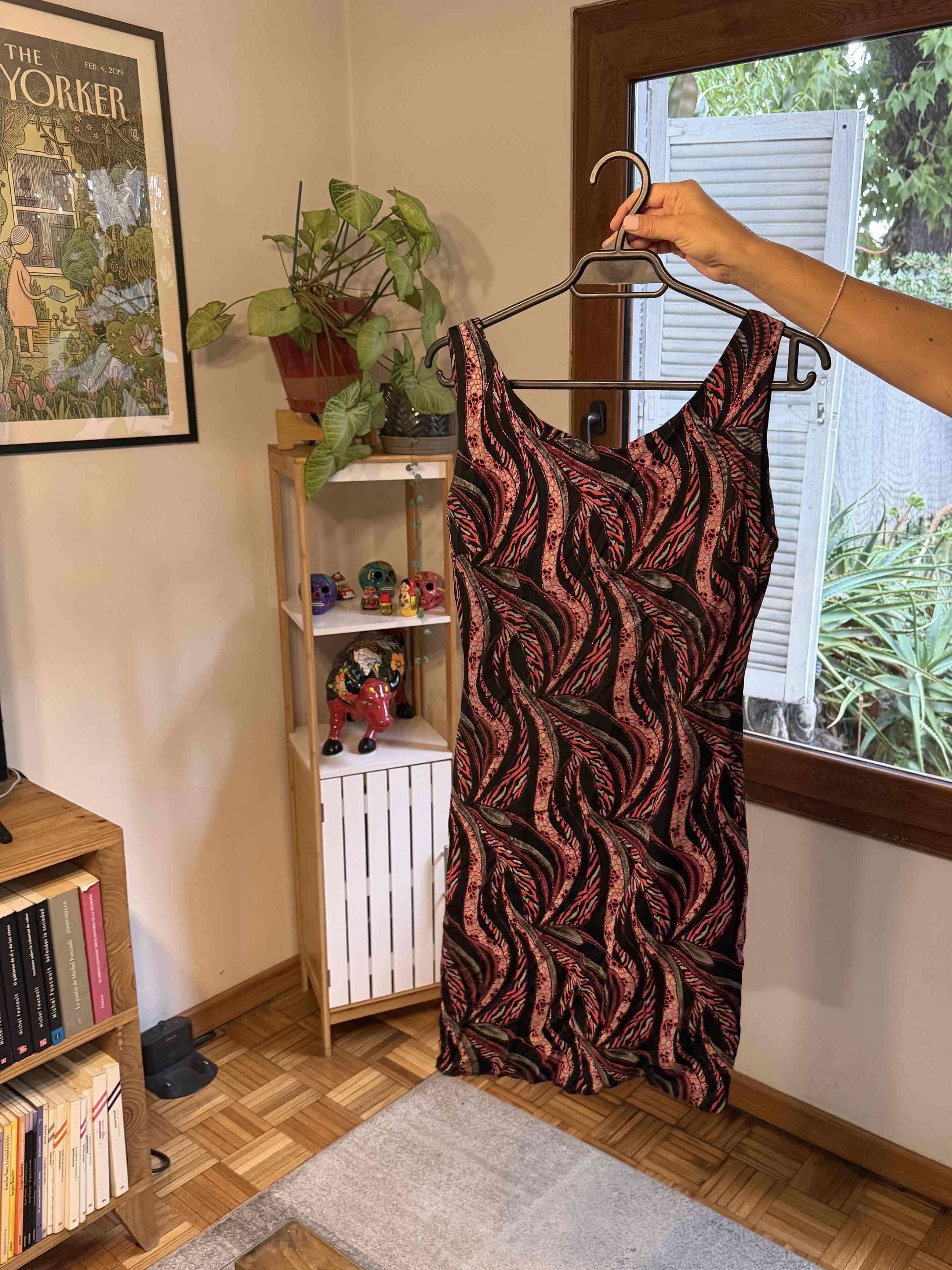 Vestido estampado negro y rojo corto