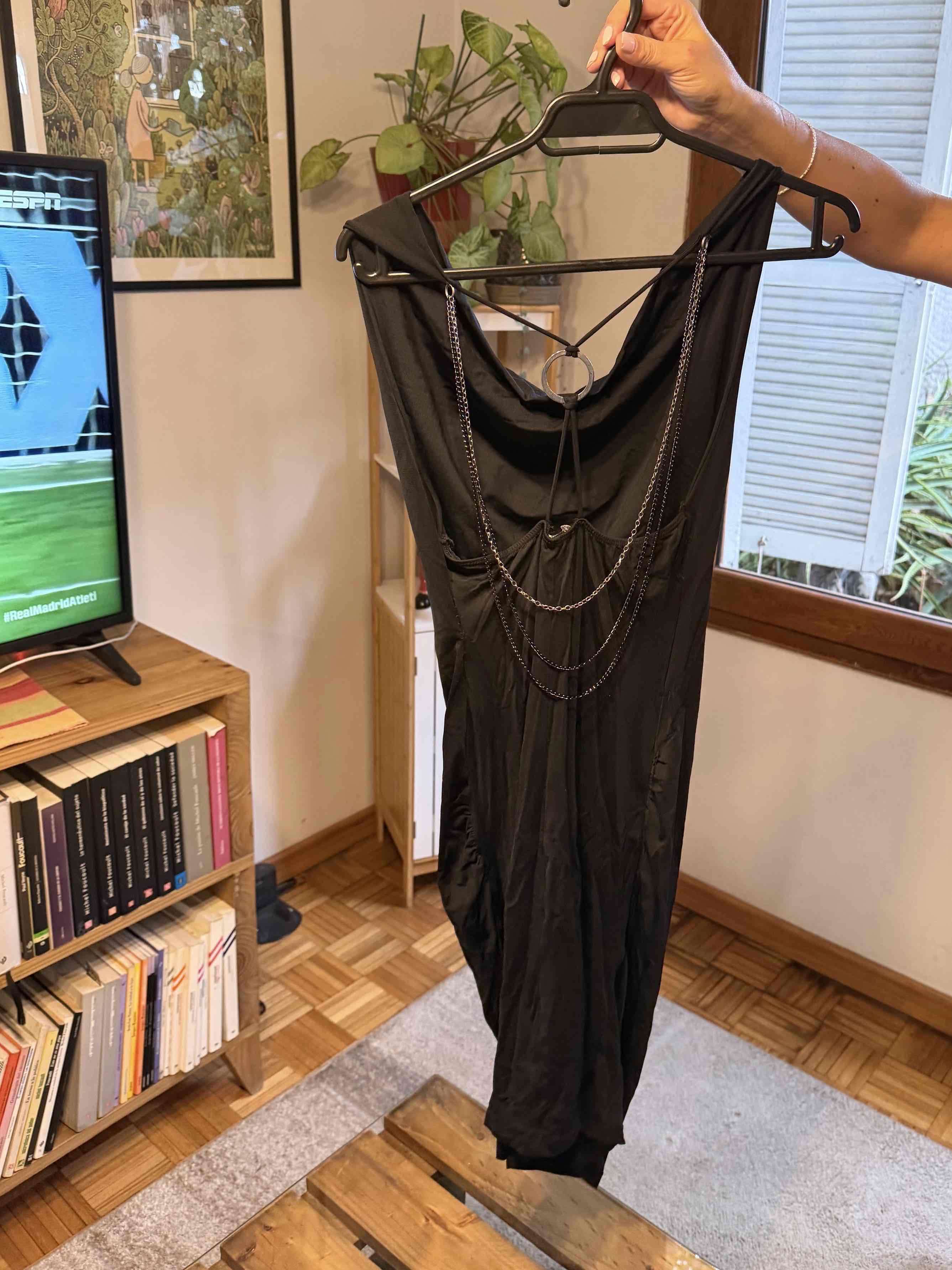 Vestido negro con cadenas decorativas en espalda