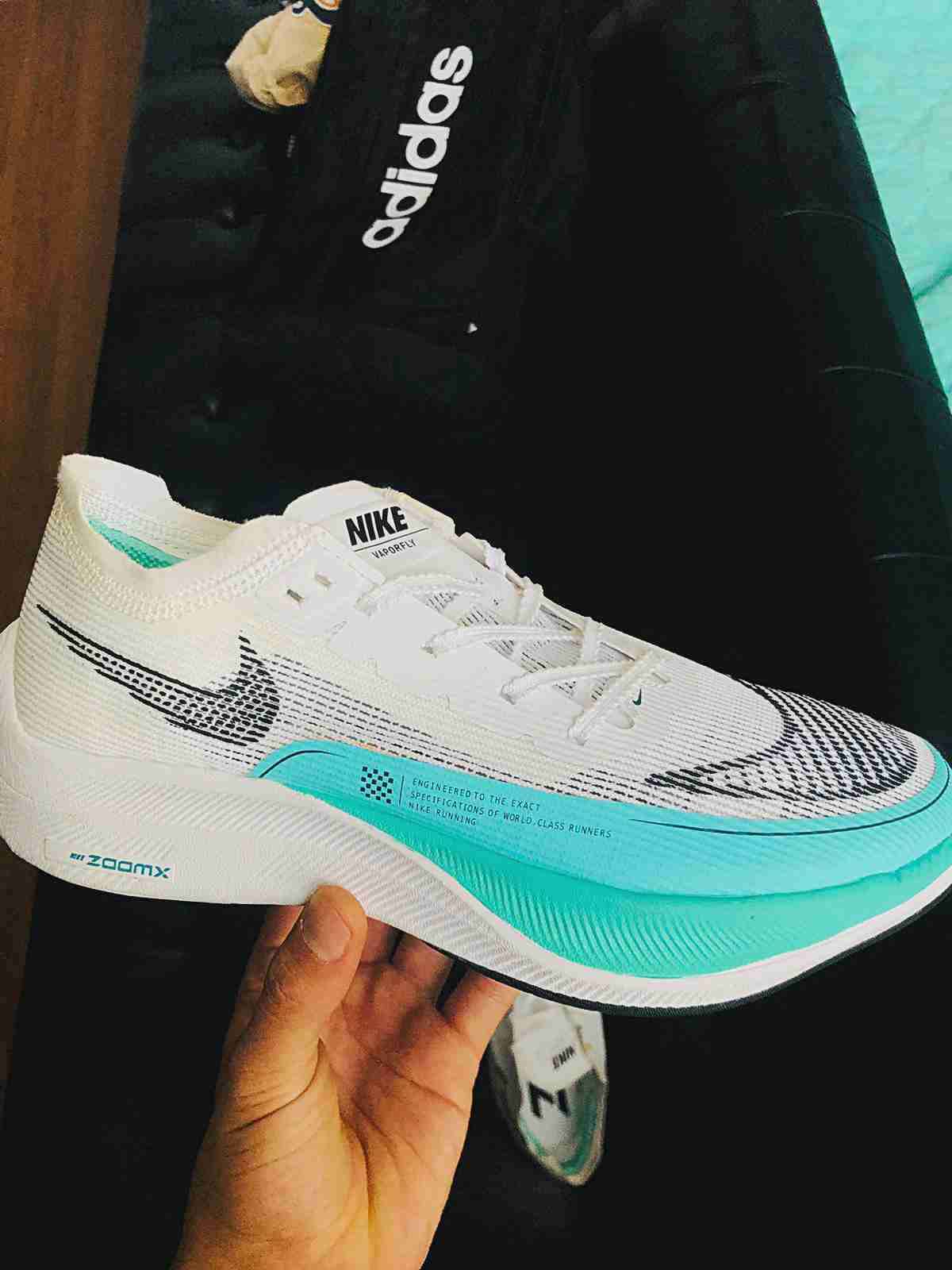 Zapatillas deportivas blanco y turquesa - miniatura 2