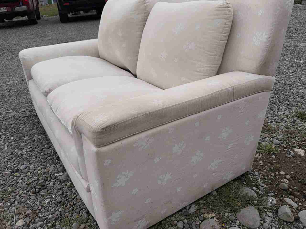 Sofá beige de dos plazas - miniatura 2