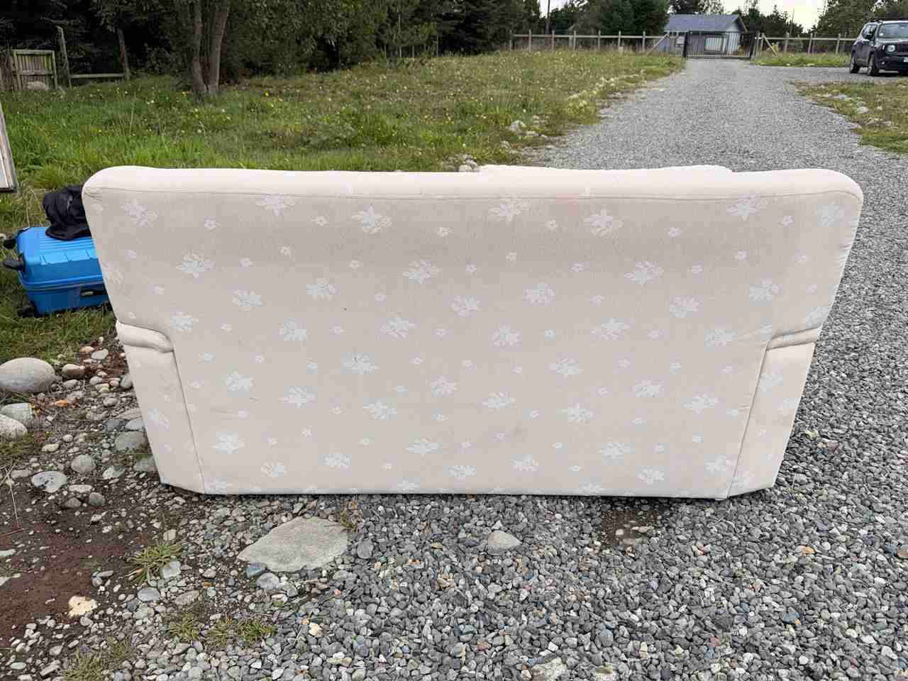 Sofá beige de dos plazas - miniatura 3