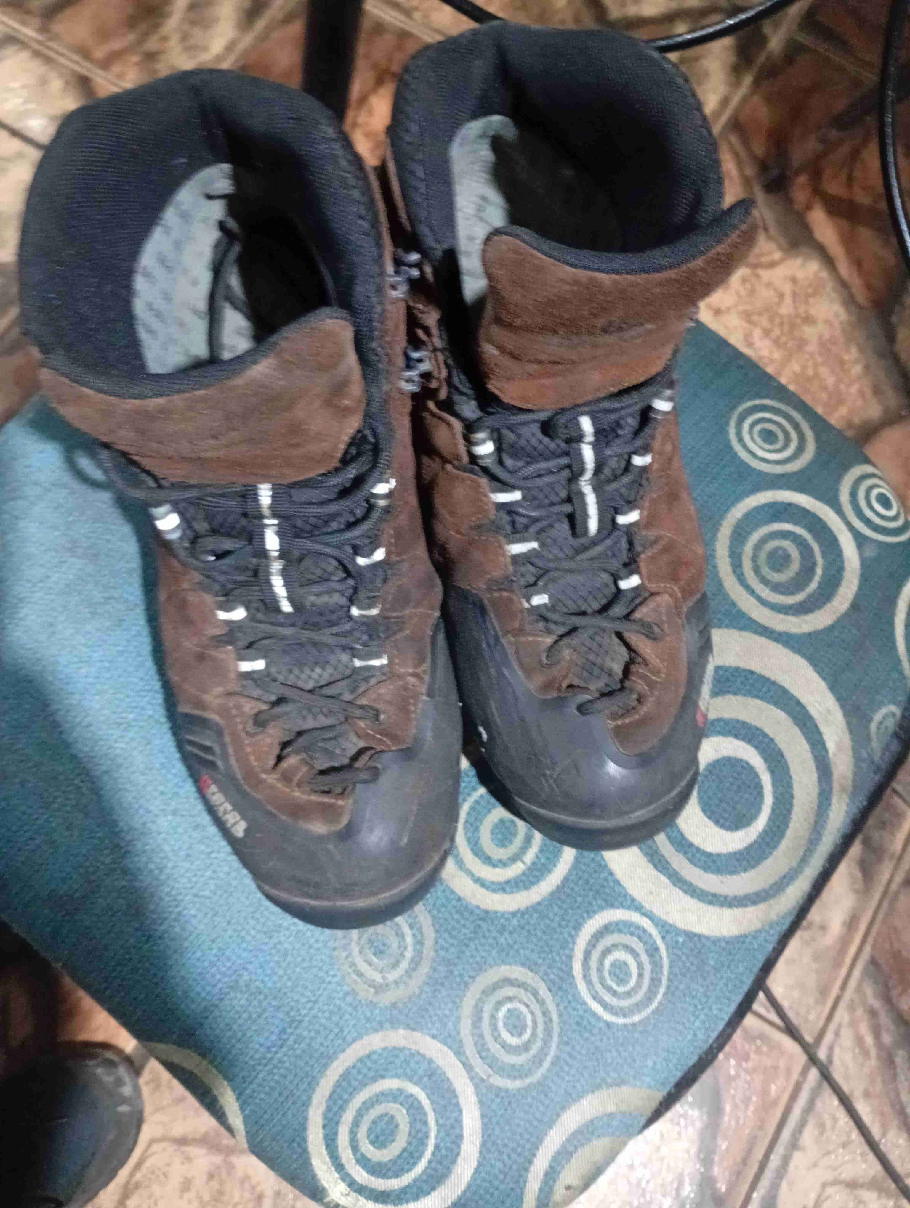 Botas de senderismo marrones