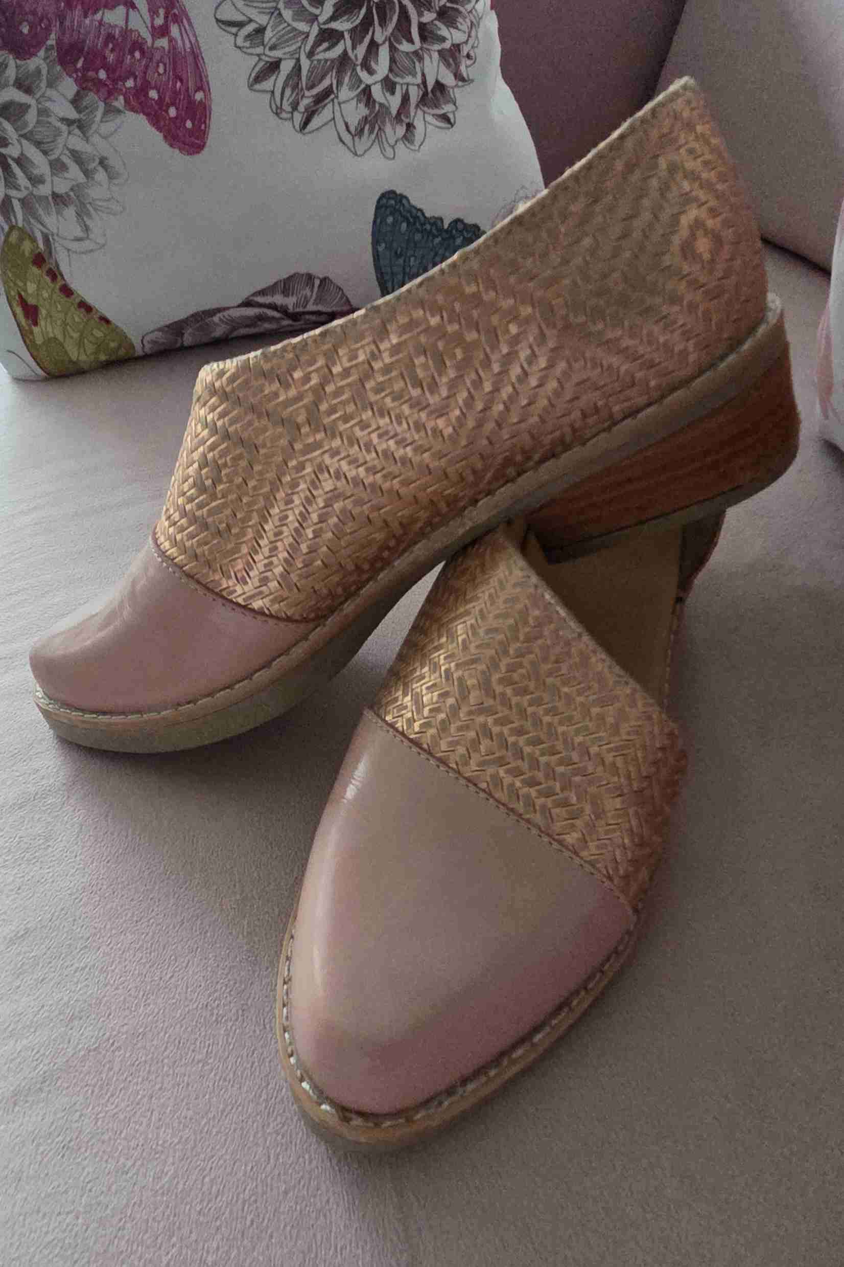Zapatos de cuero planos rosados entretejidos