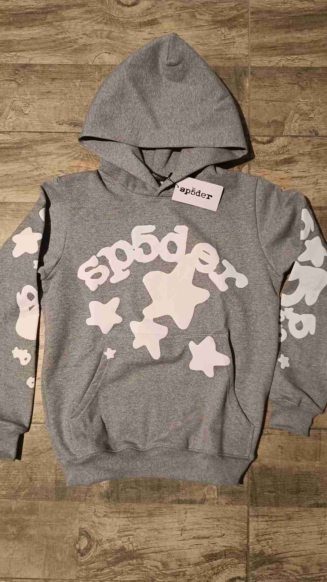 Polerón gris con diseño de estrellas