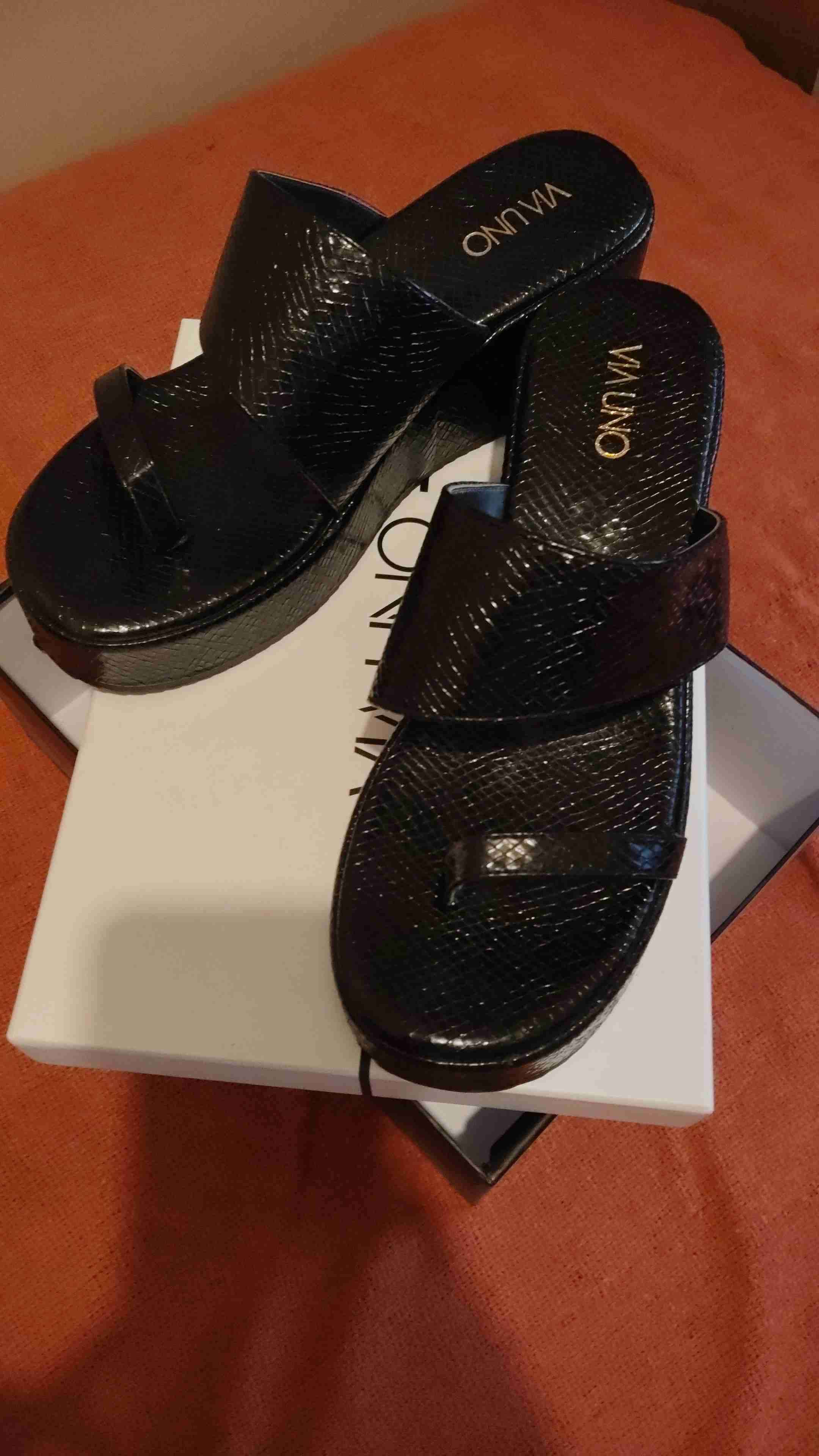 Sandalias negras Via Uno