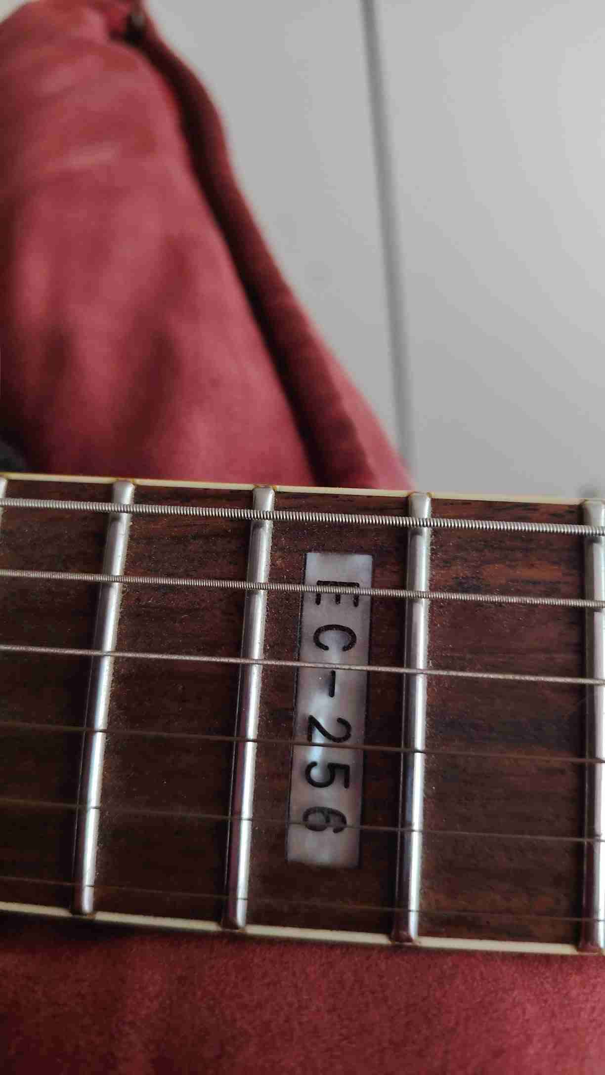 Guitarra eléctrica dorada estilo Les Paul - miniatura 2