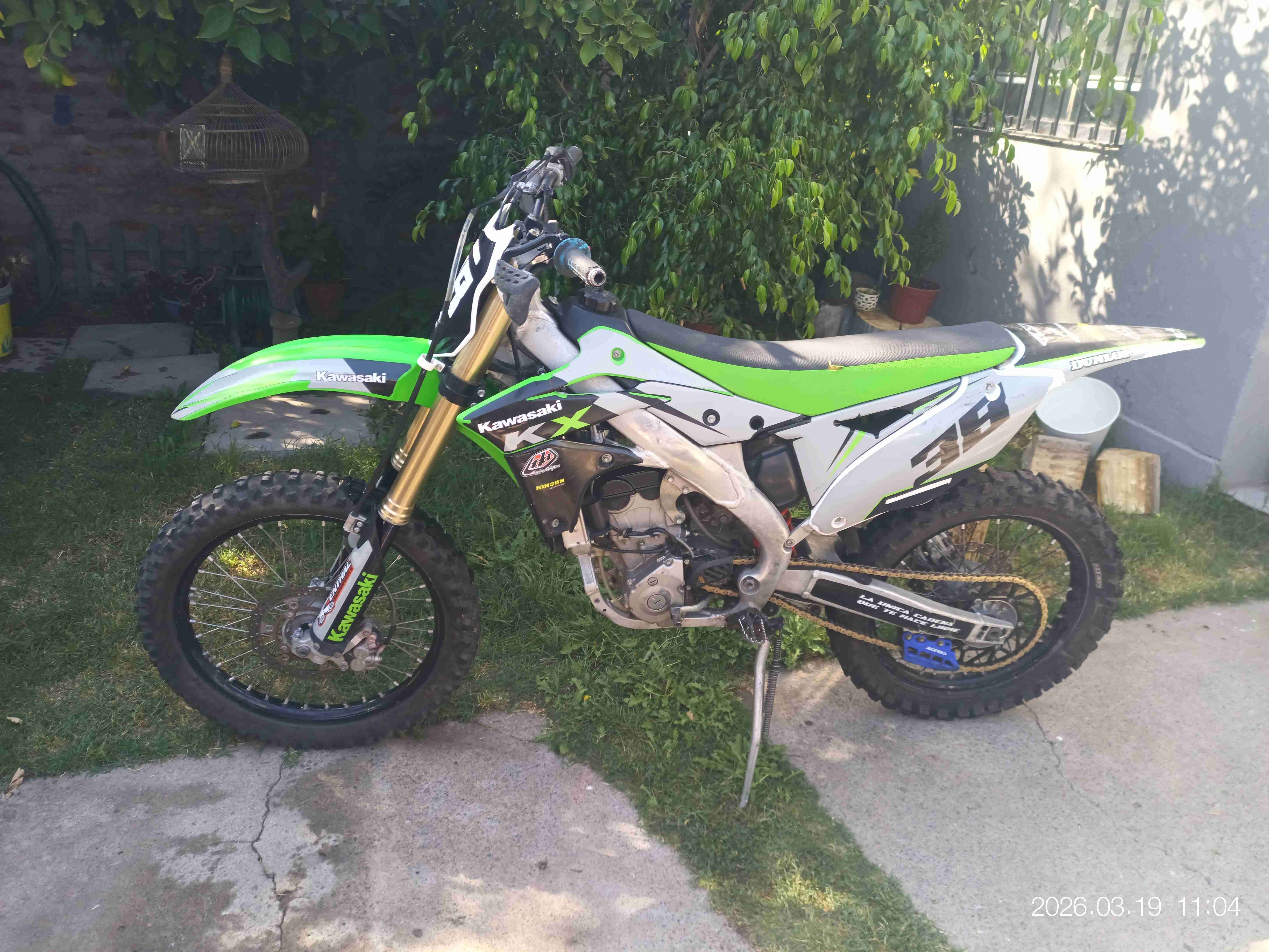 Moto Kawasaki verde y negra