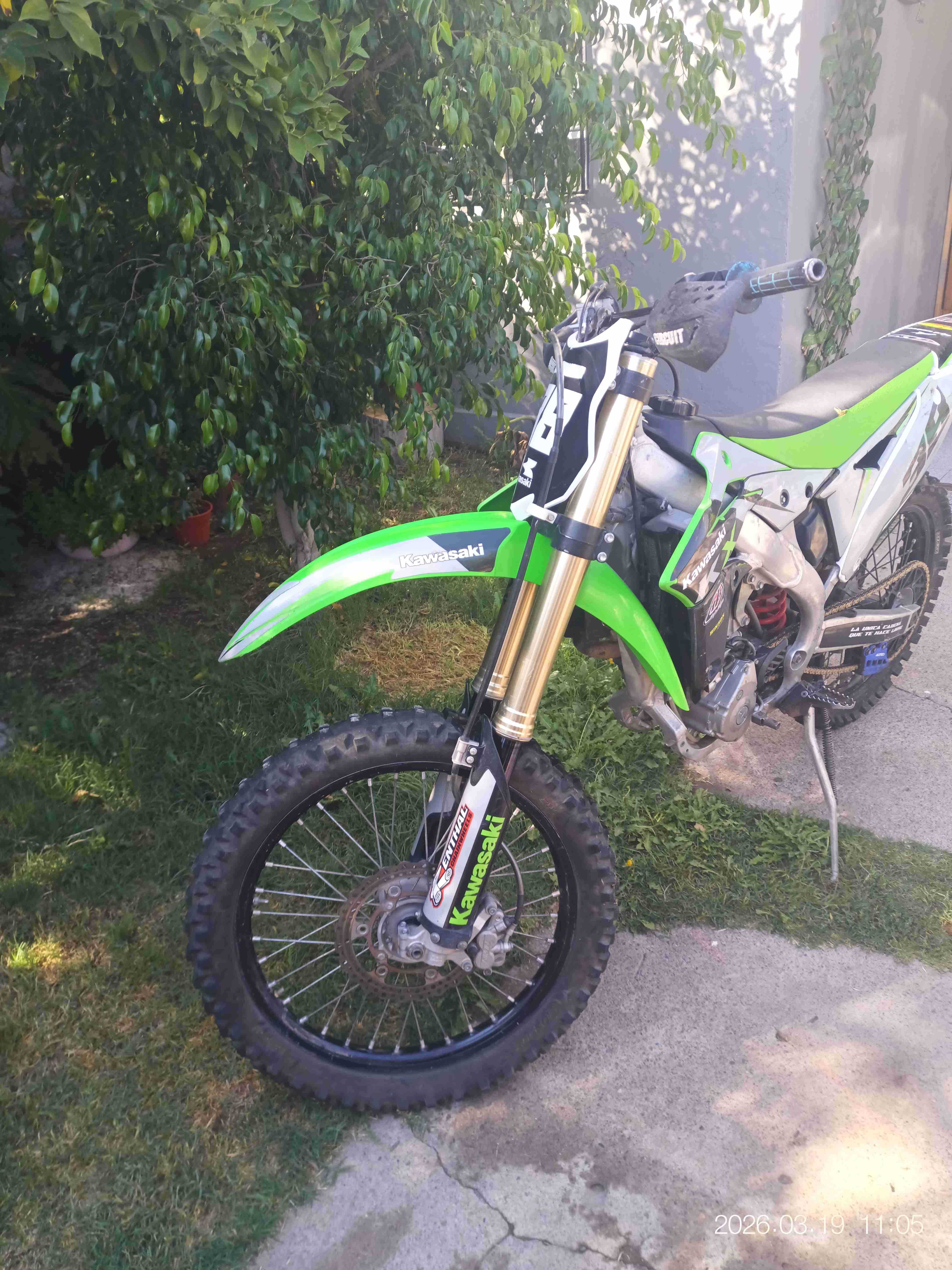 Moto Kawasaki verde y negra - 2