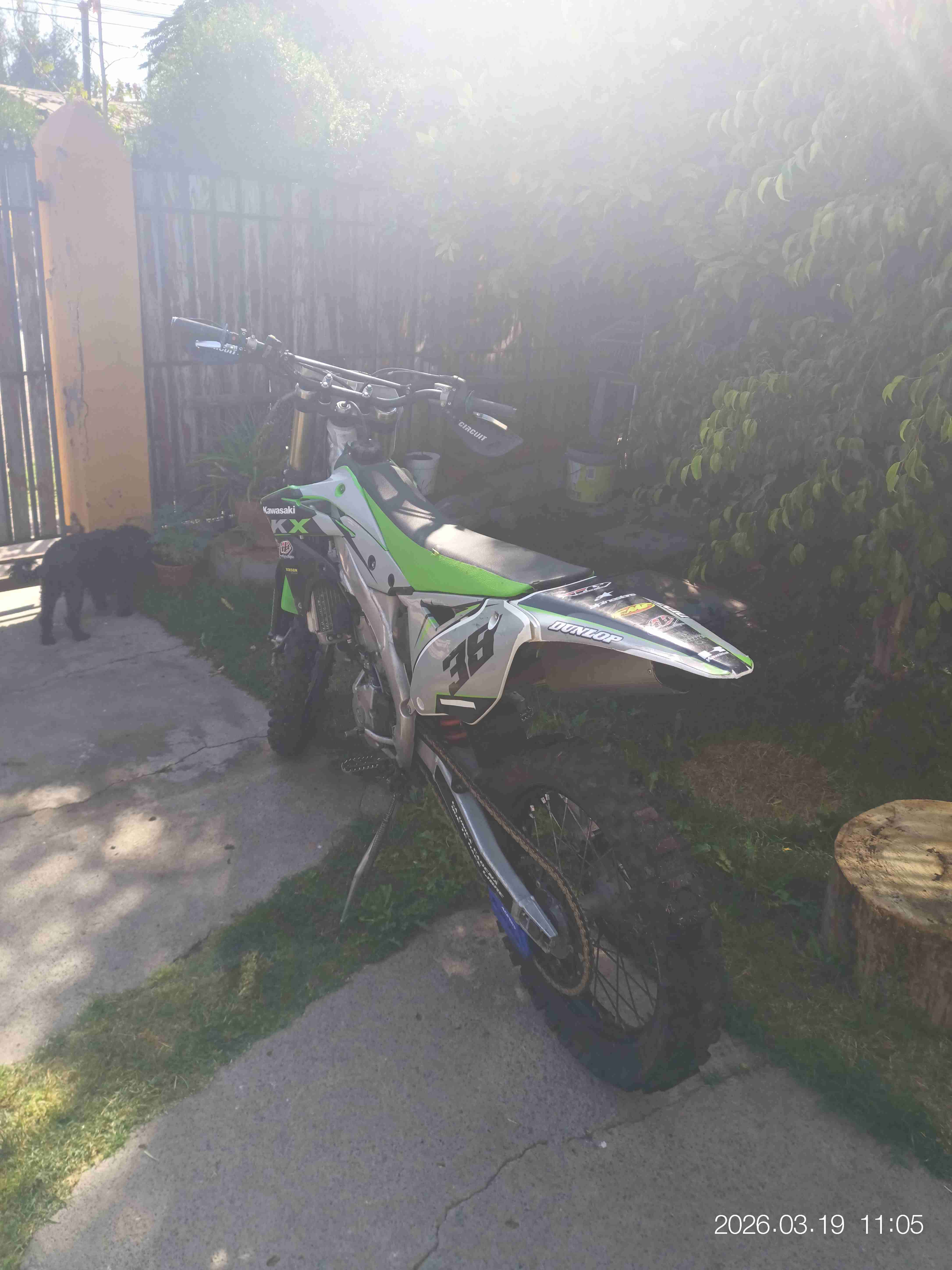 Moto Kawasaki verde y negra - 3