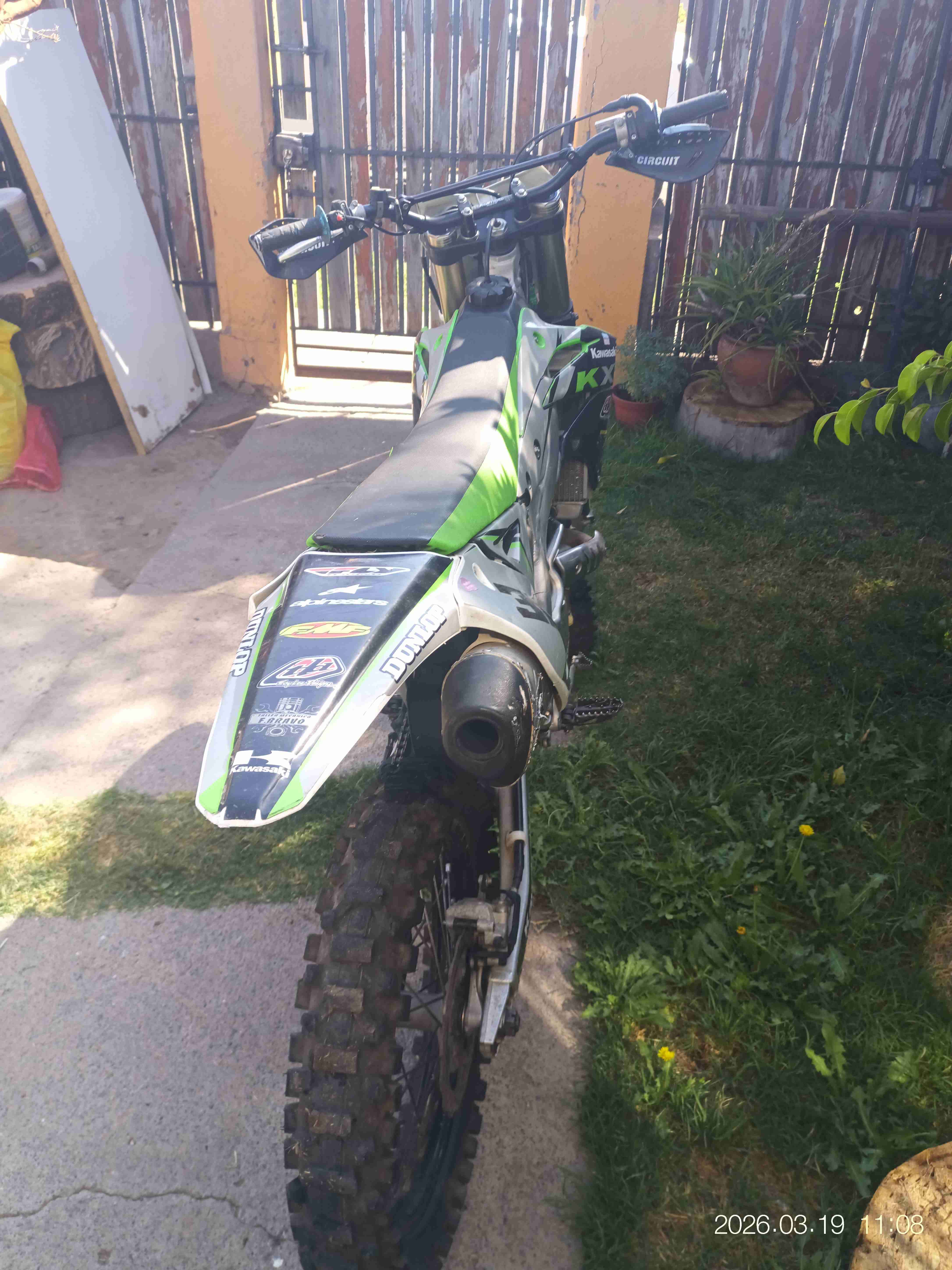 Moto Kawasaki verde y negra - 4
