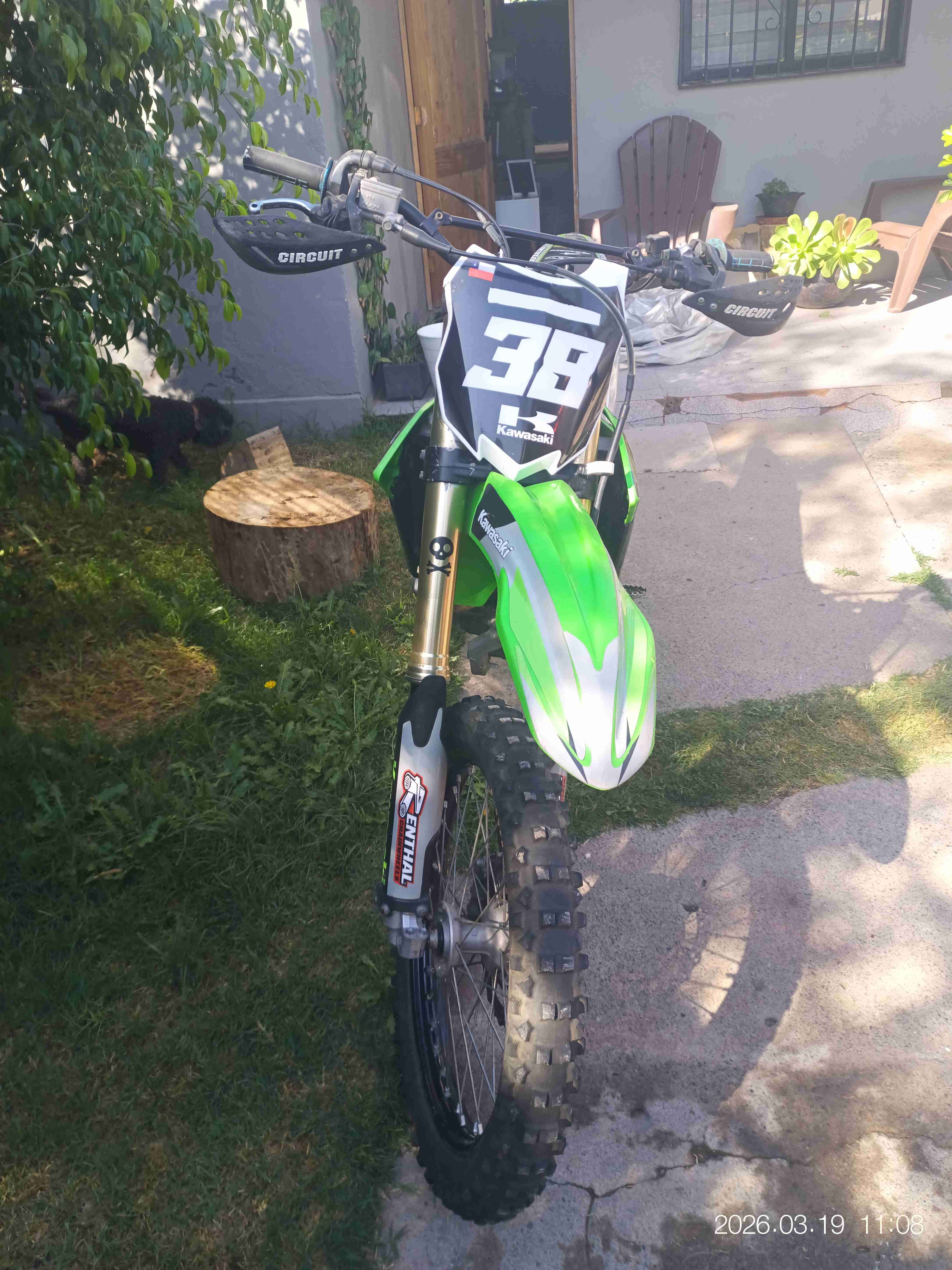Moto Kawasaki verde y negra - 5