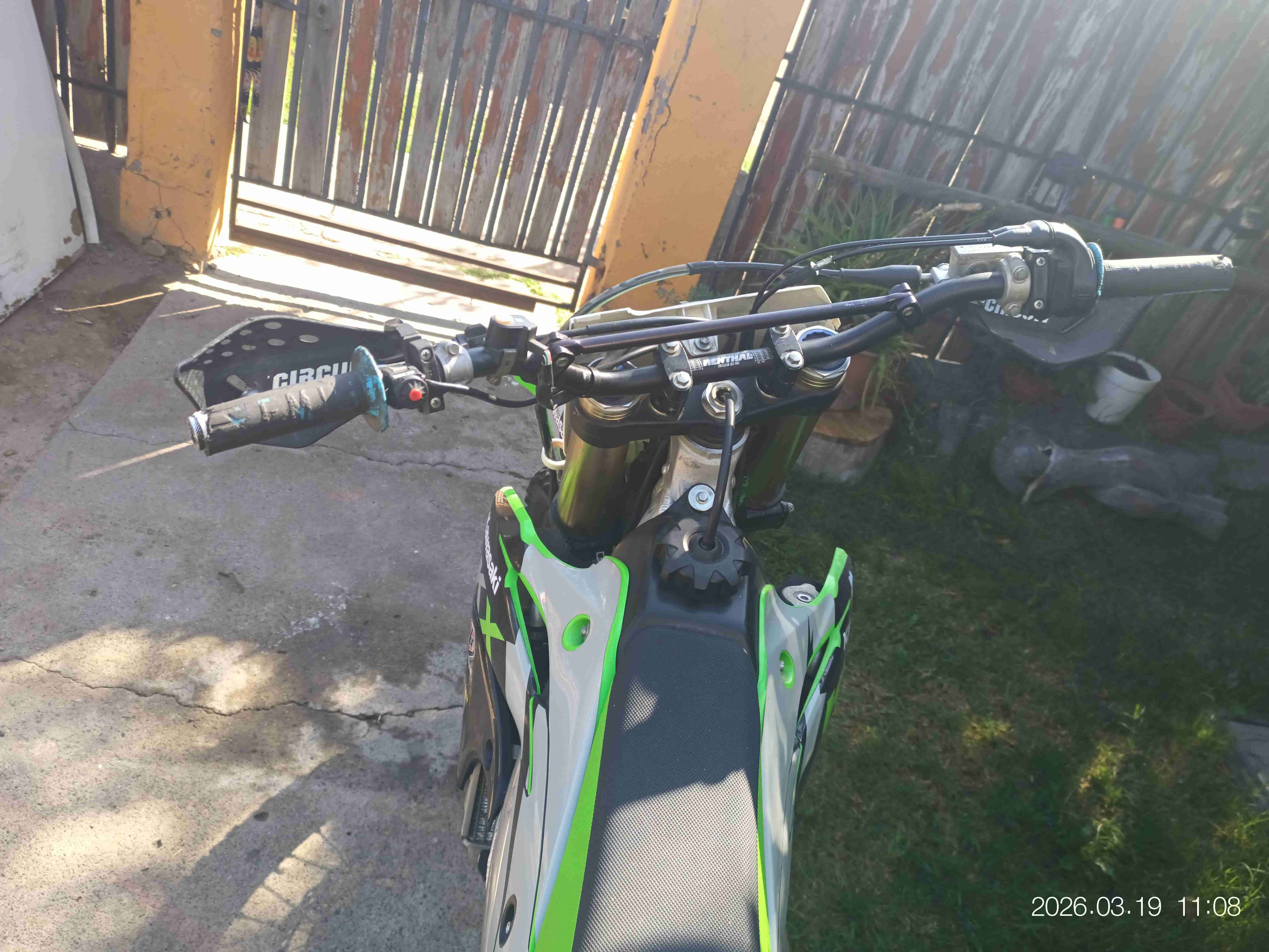 Moto Kawasaki verde y negra - 6