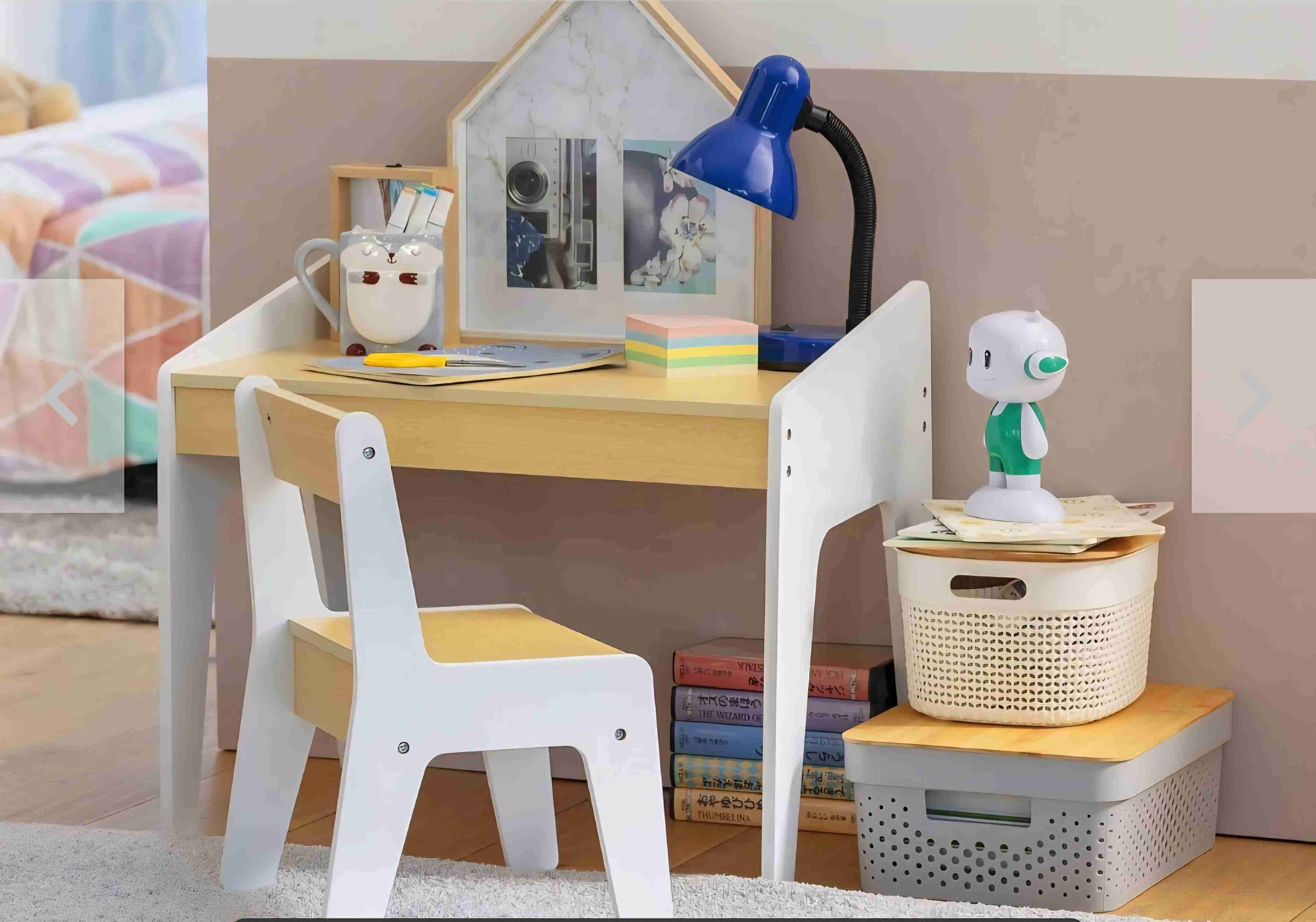 Escritorio infantil con silla blanca