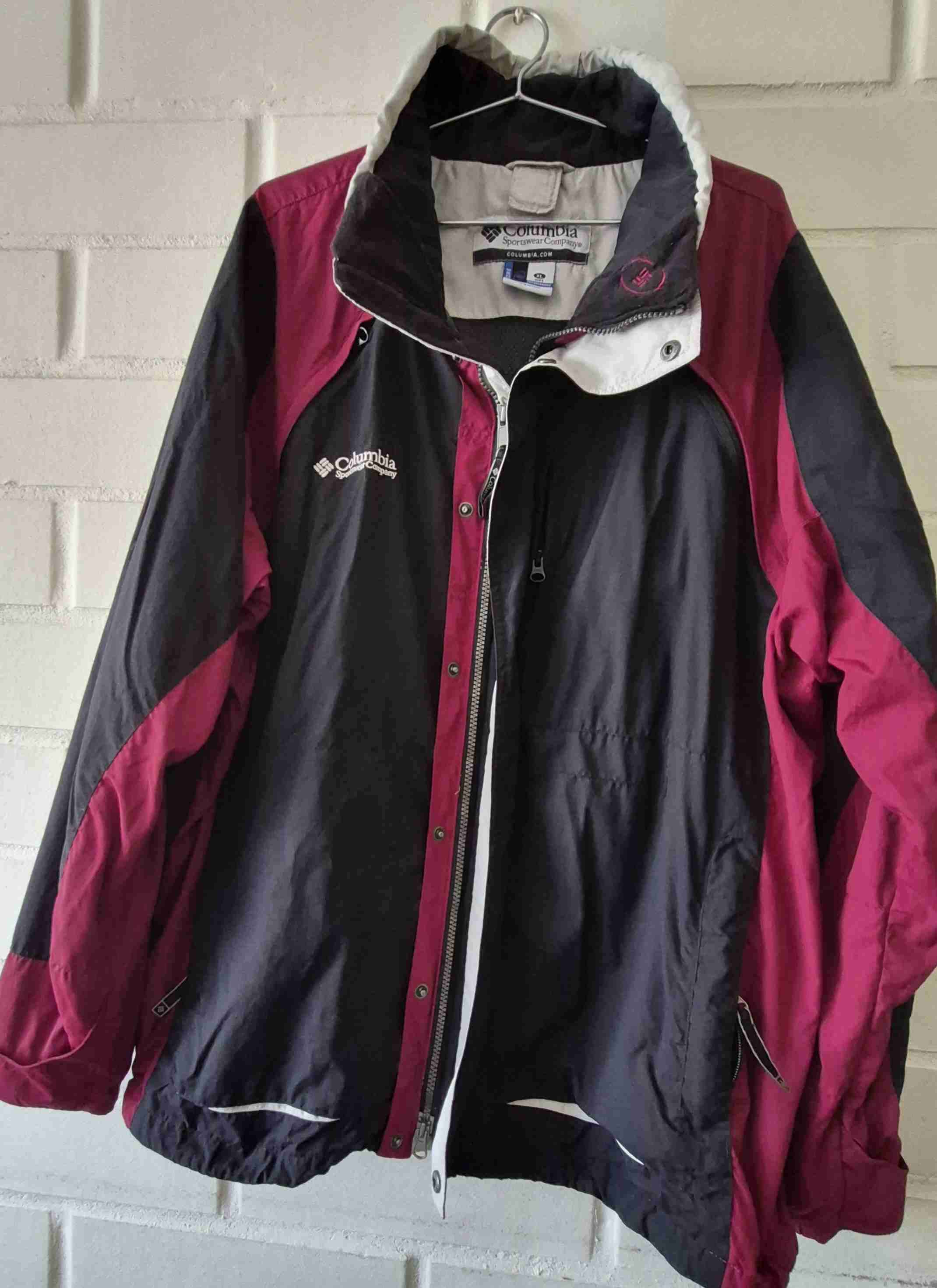 Chaqueta Columbia negra y burdeos