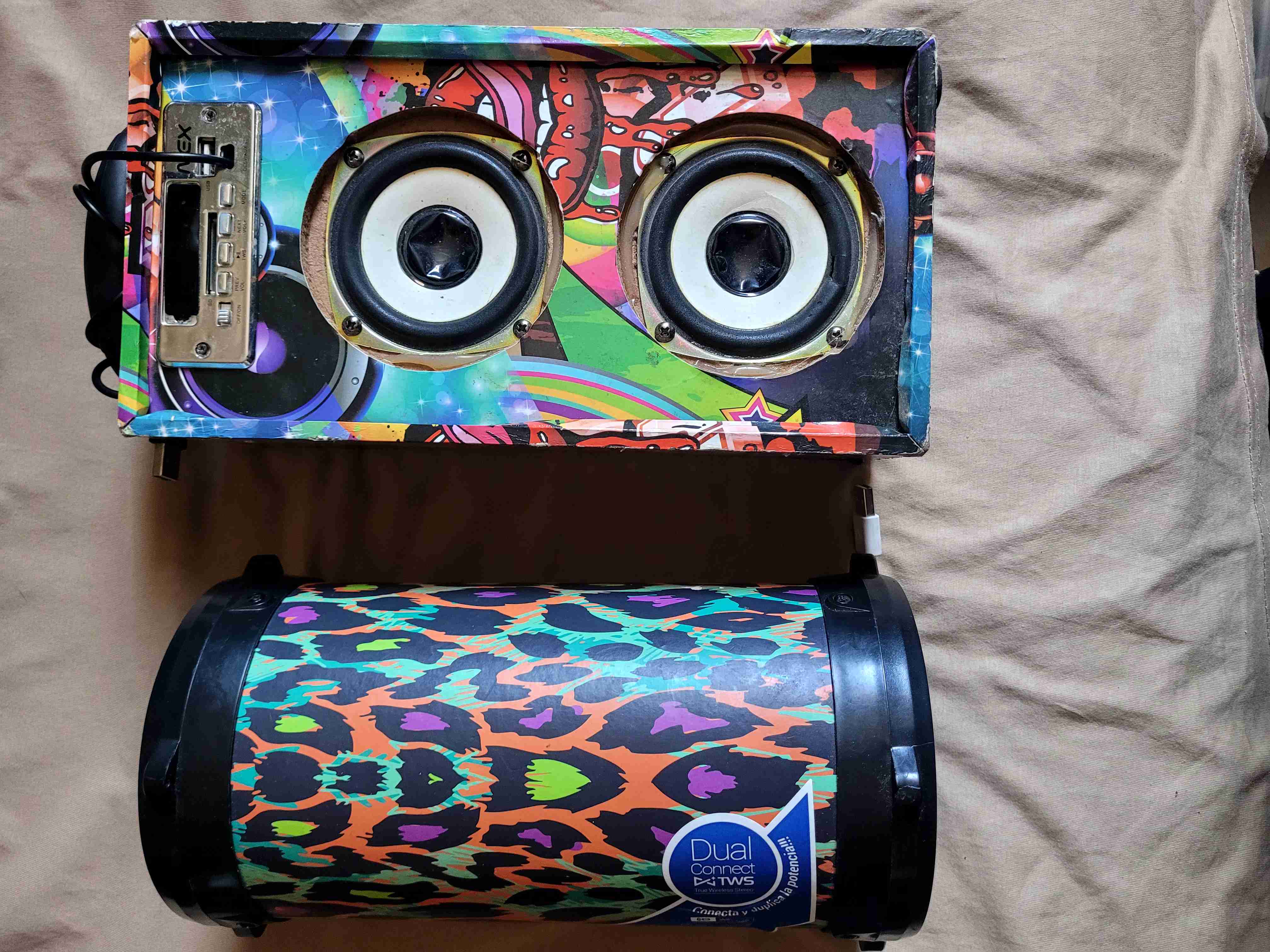 Parlantes portátiles con diseño colorido