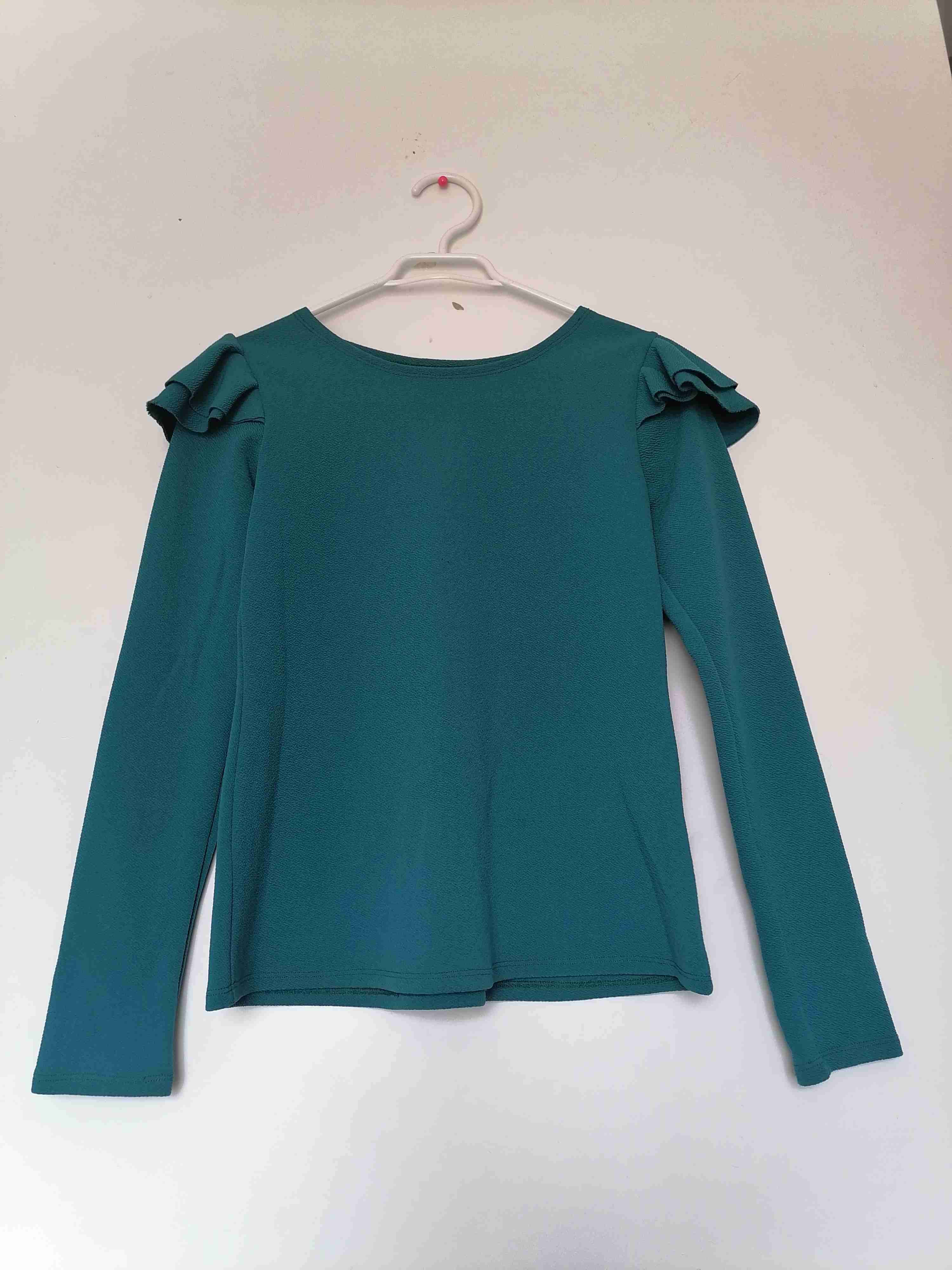 Poleras con volantes en los hombros - miniatura 1