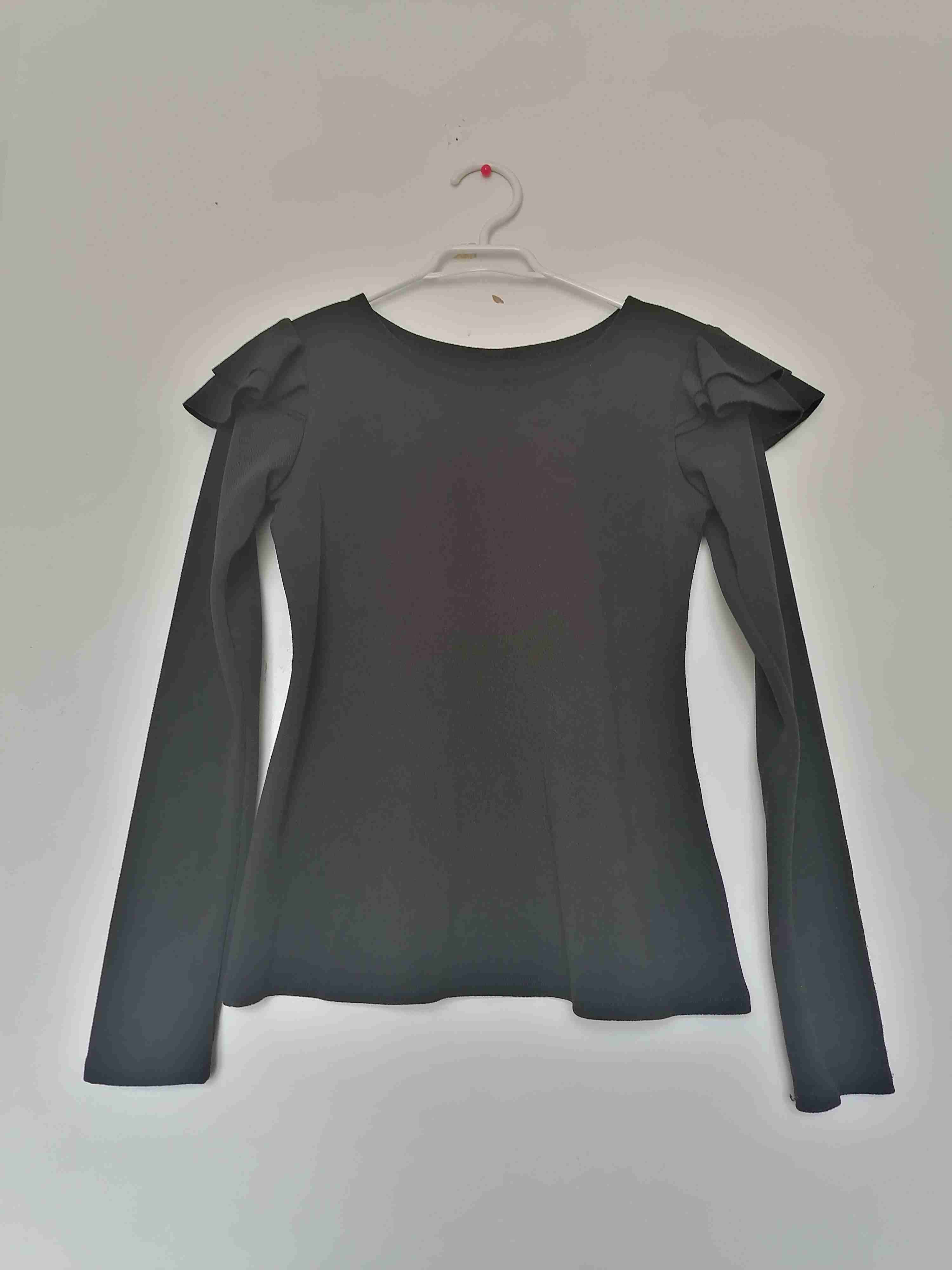 Poleras con volantes en los hombros - miniatura 2