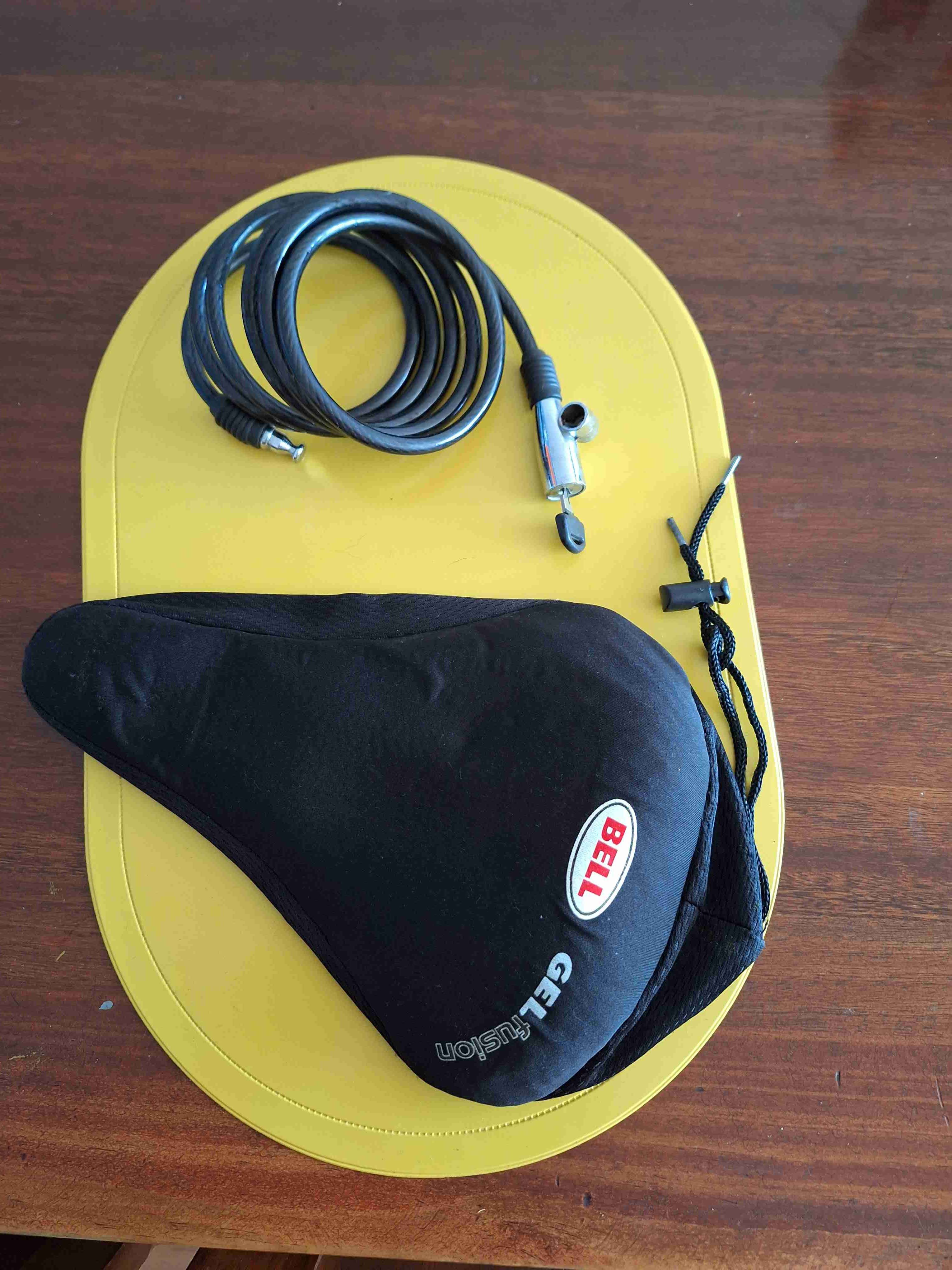 Funda de sillín Bell Gel y cable antirrobo.