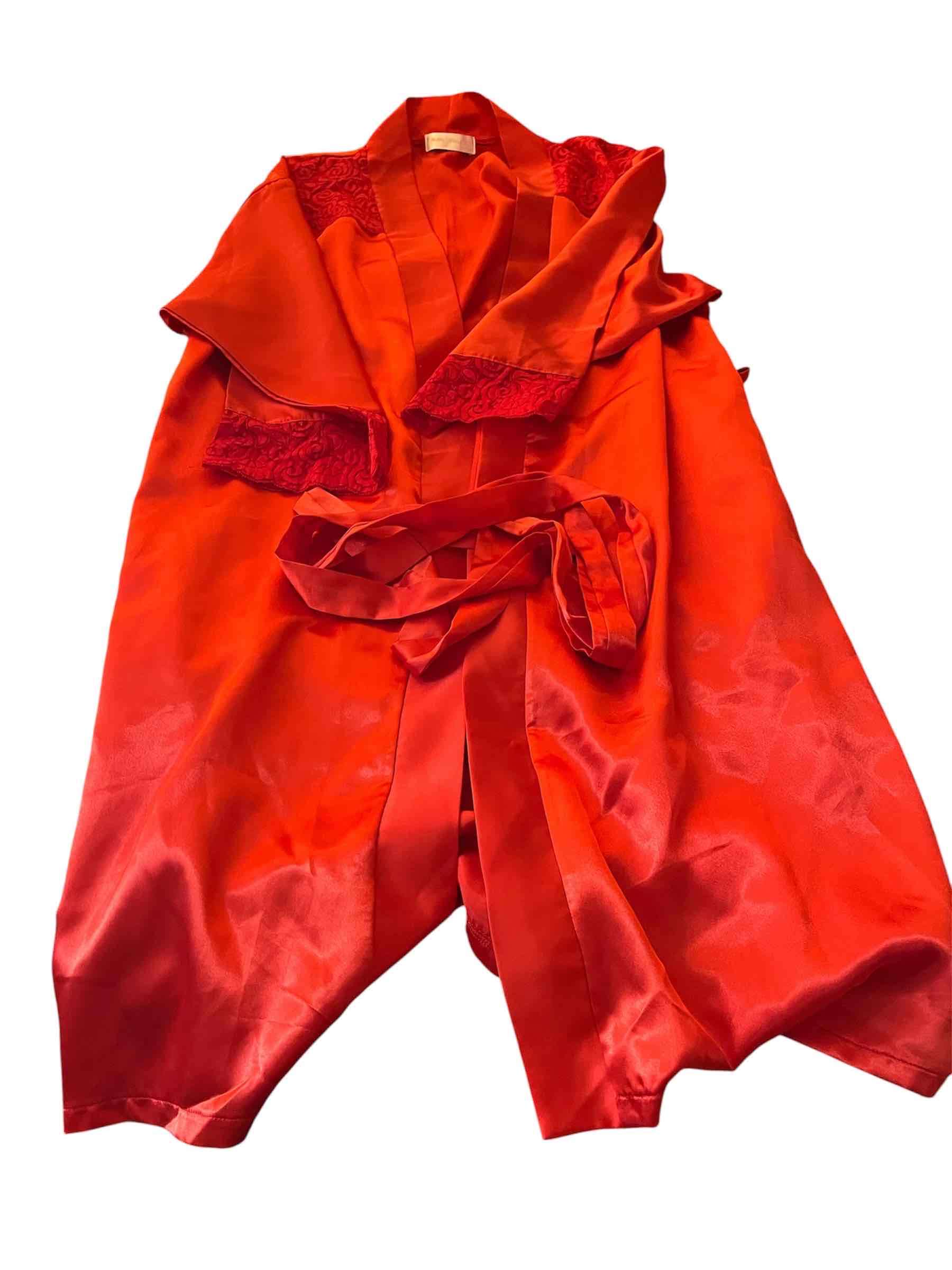 Bata roja de satén con encaje - miniatura 1