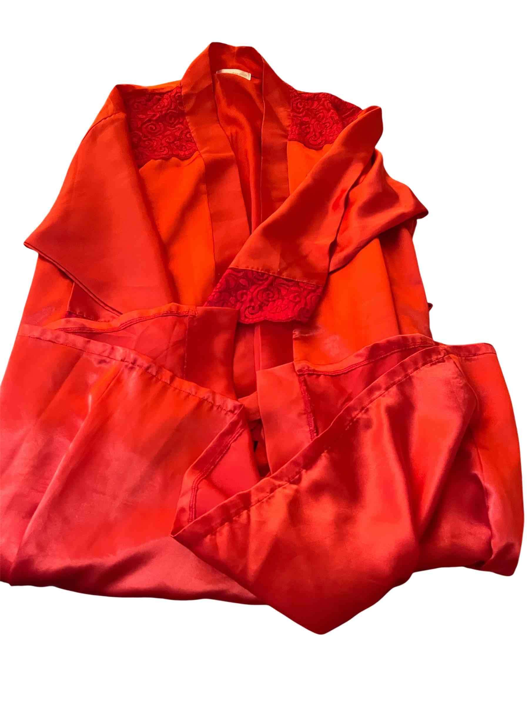 Bata roja de satén con encaje - miniatura 2