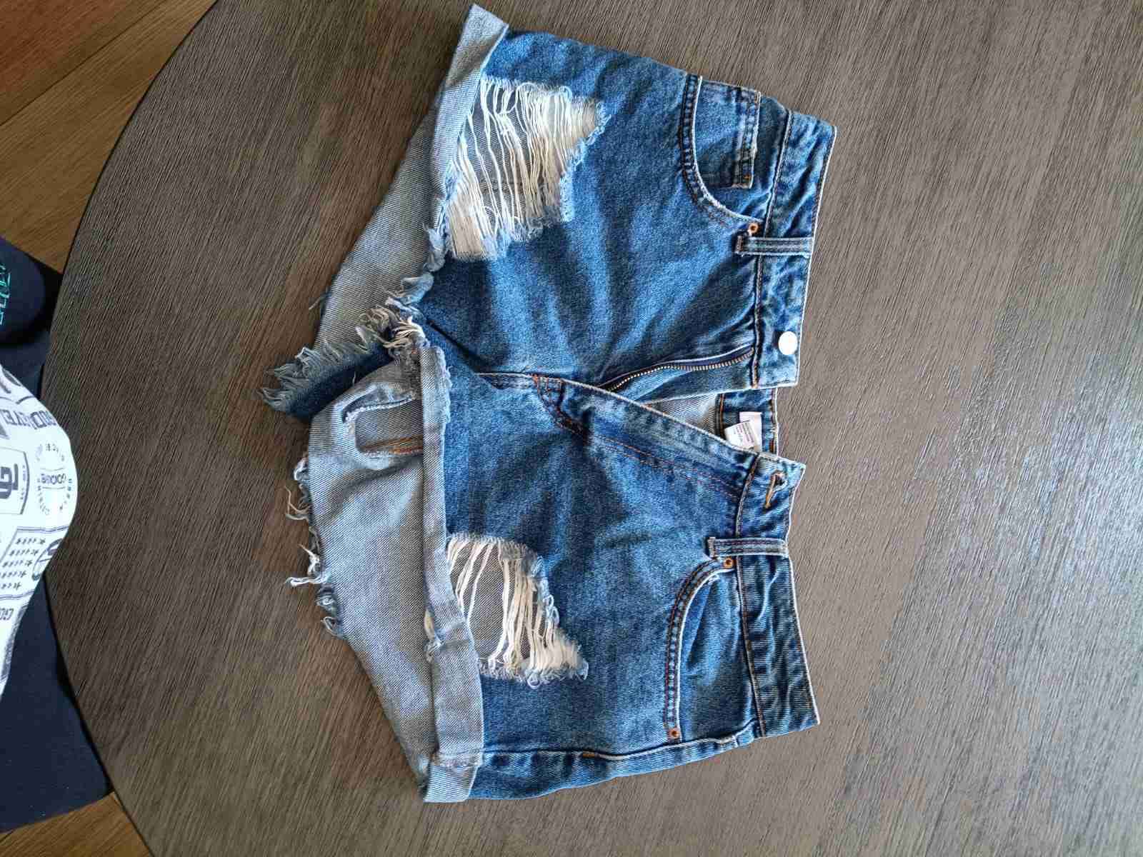 Shorts de mezclilla desgastados