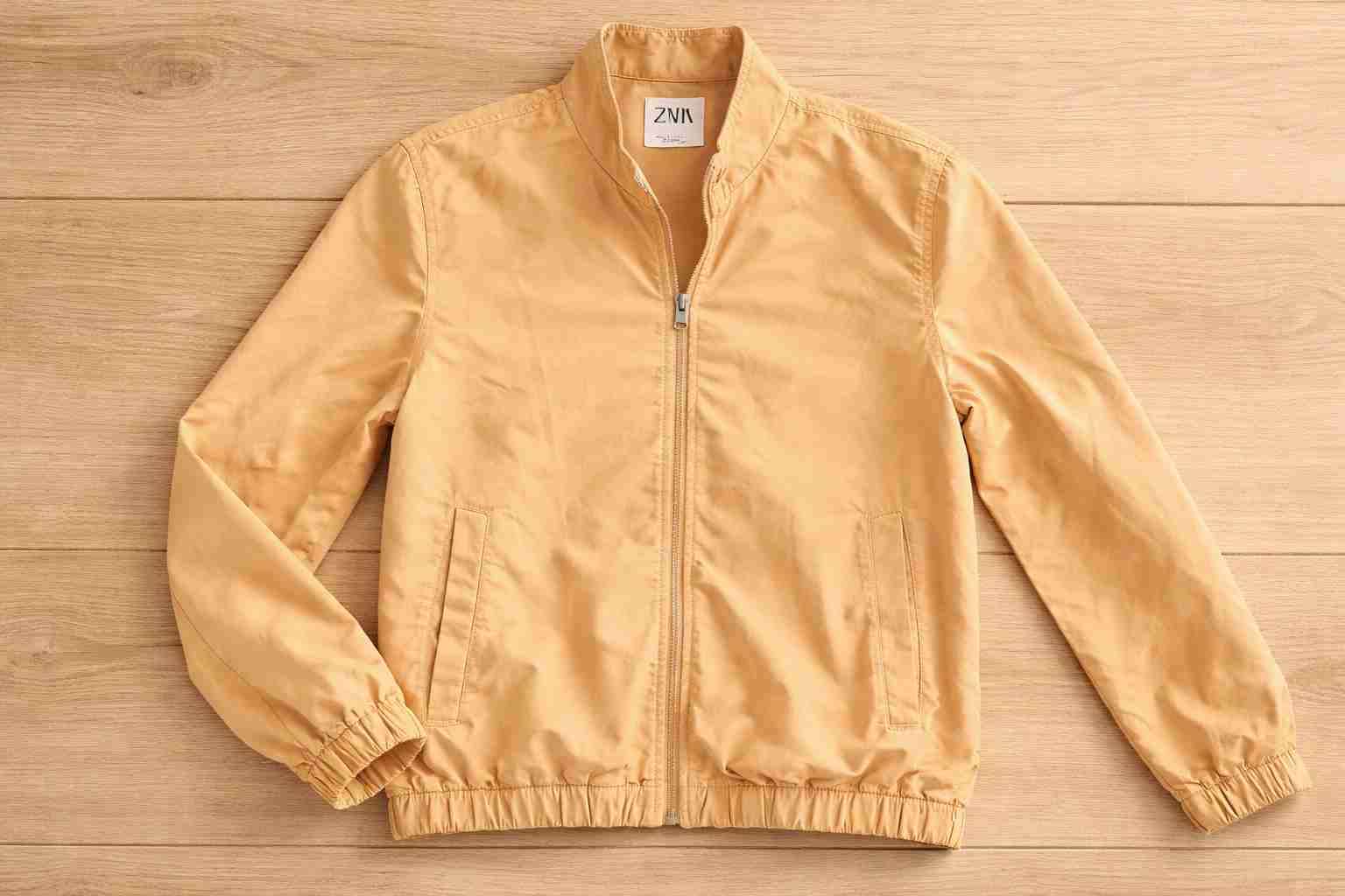 Chaqueta beige con cierre