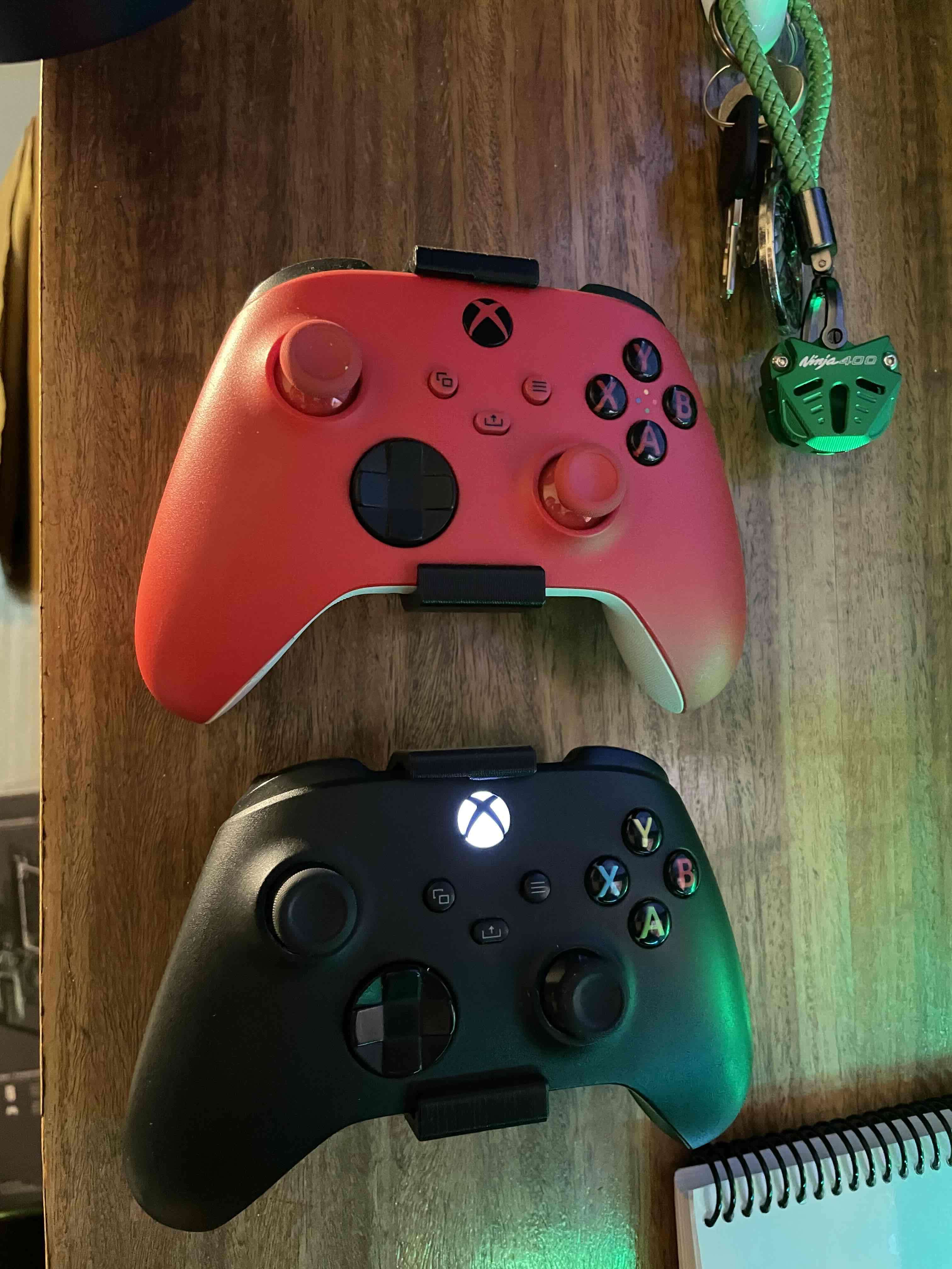 Consola Xbox Series X con mando rojo - miniatura 2