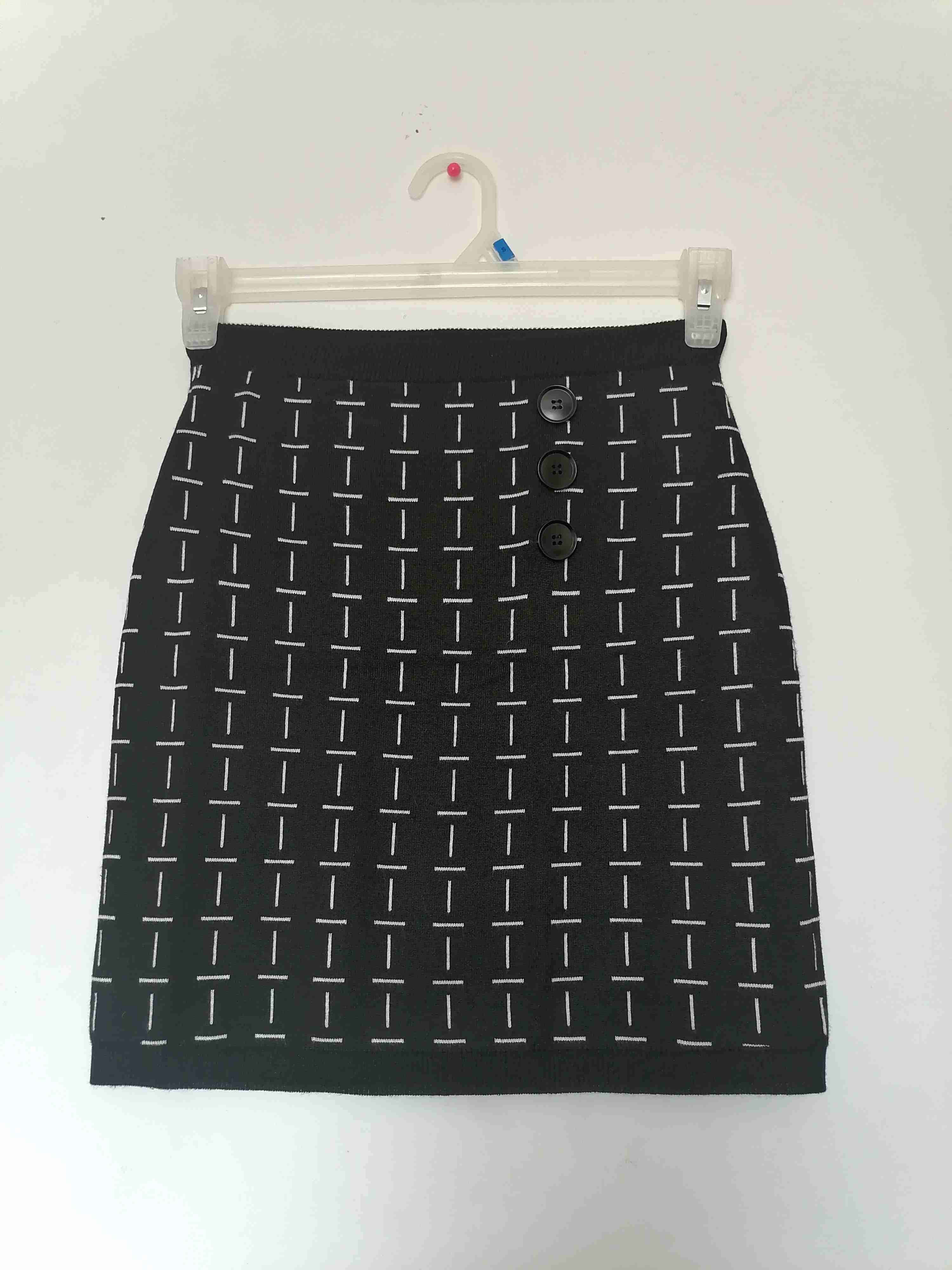 Falda corta negra con botones