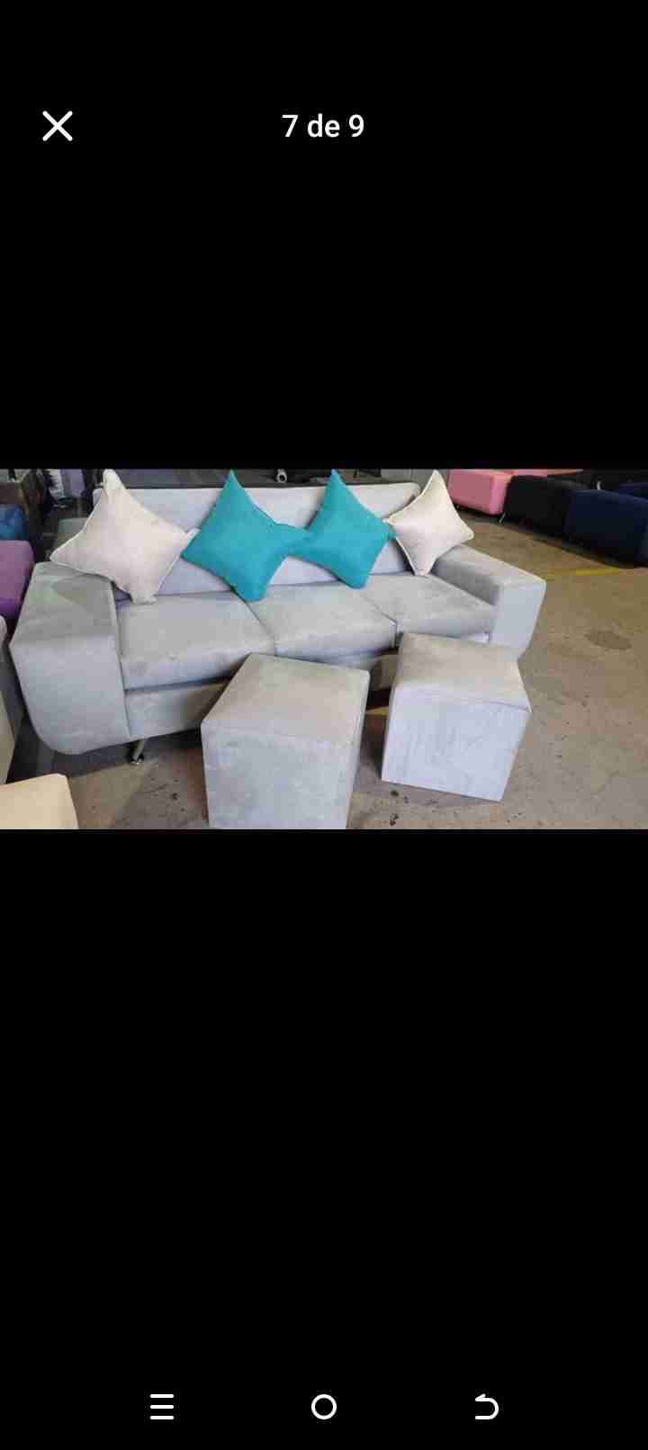 Sofá gris con cojines