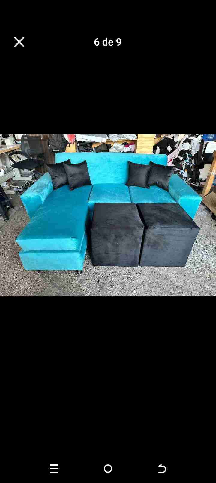 Sofá gris con cojines - miniatura 4