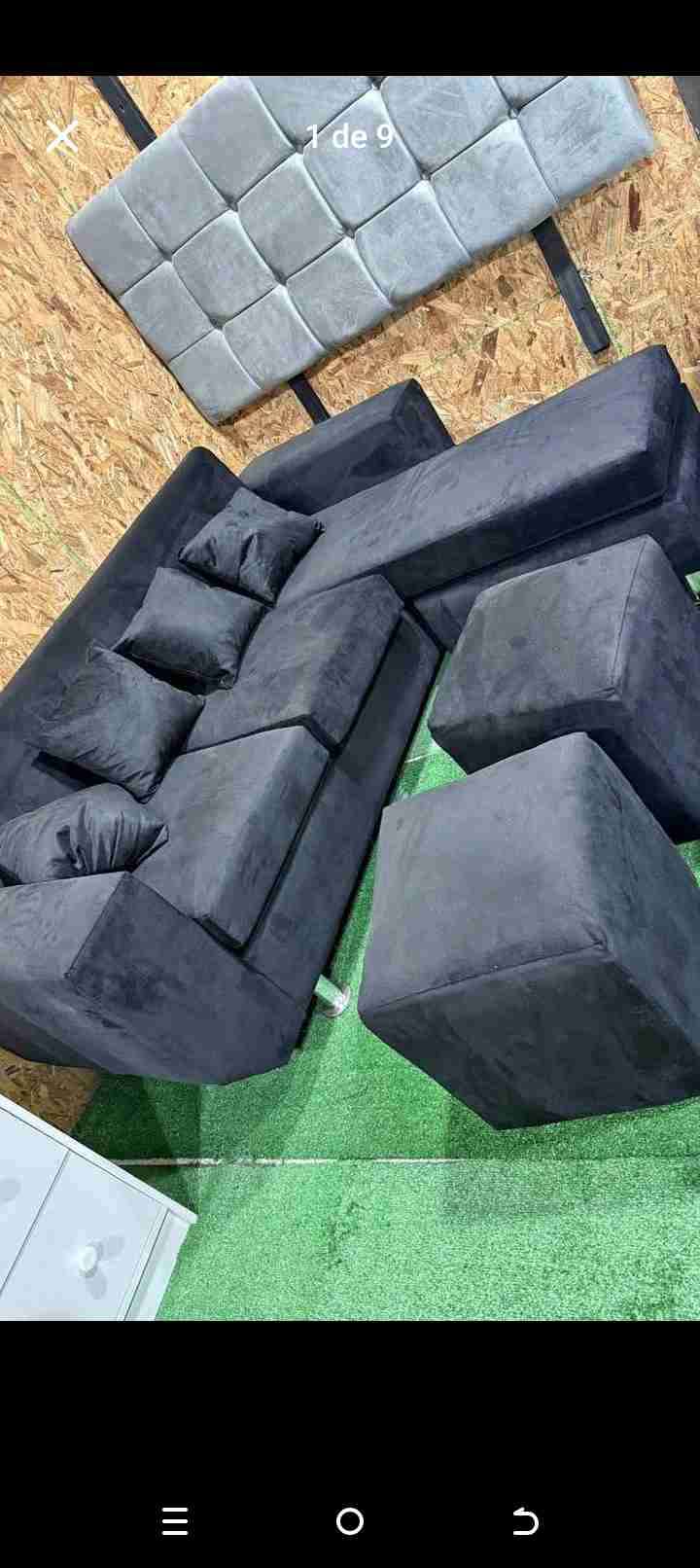 Sofá gris con cojines - miniatura 6