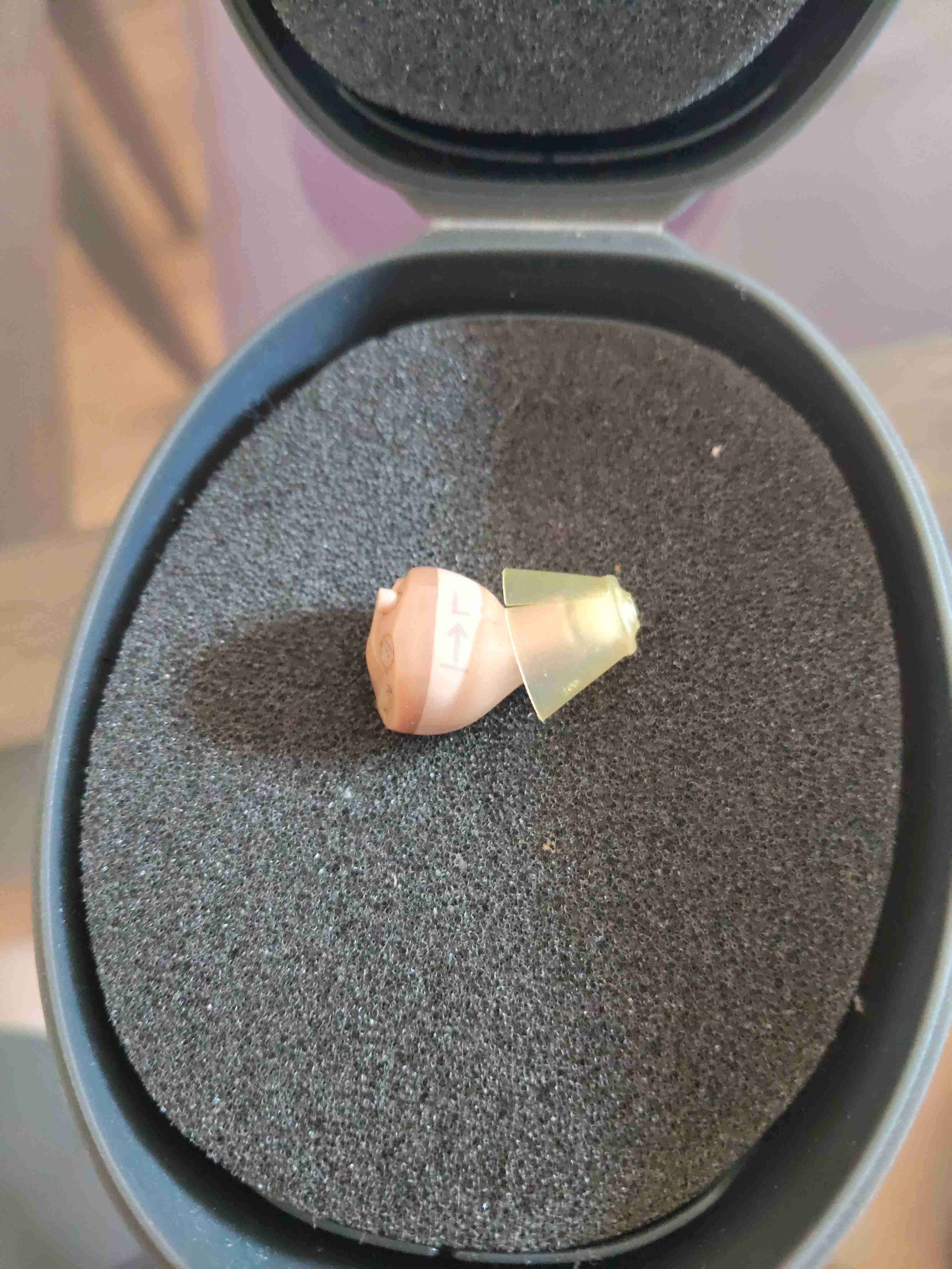 Audífono intrauditivo beige