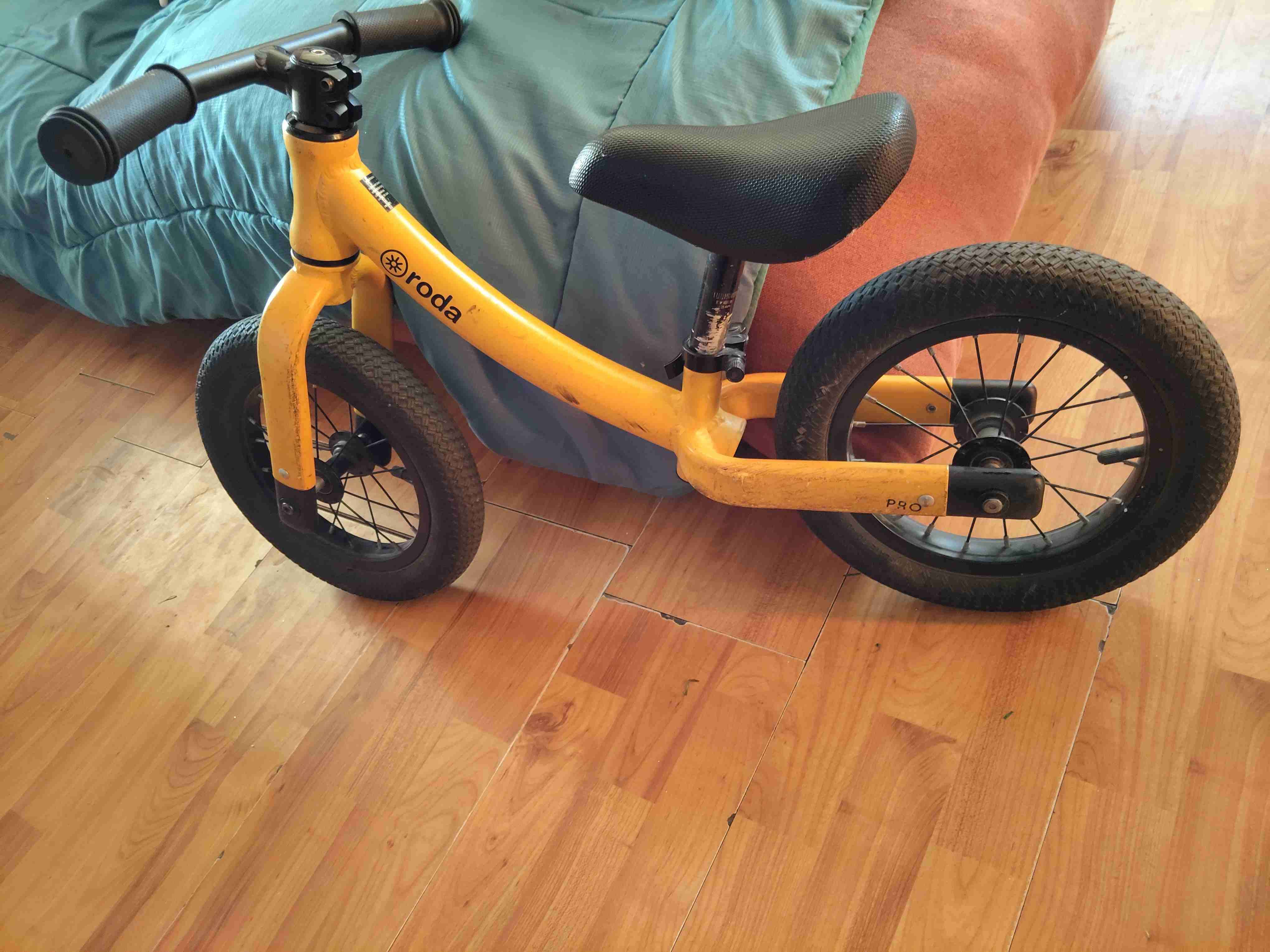 Bicicleta de aprendizaje amarilla - miniatura 2