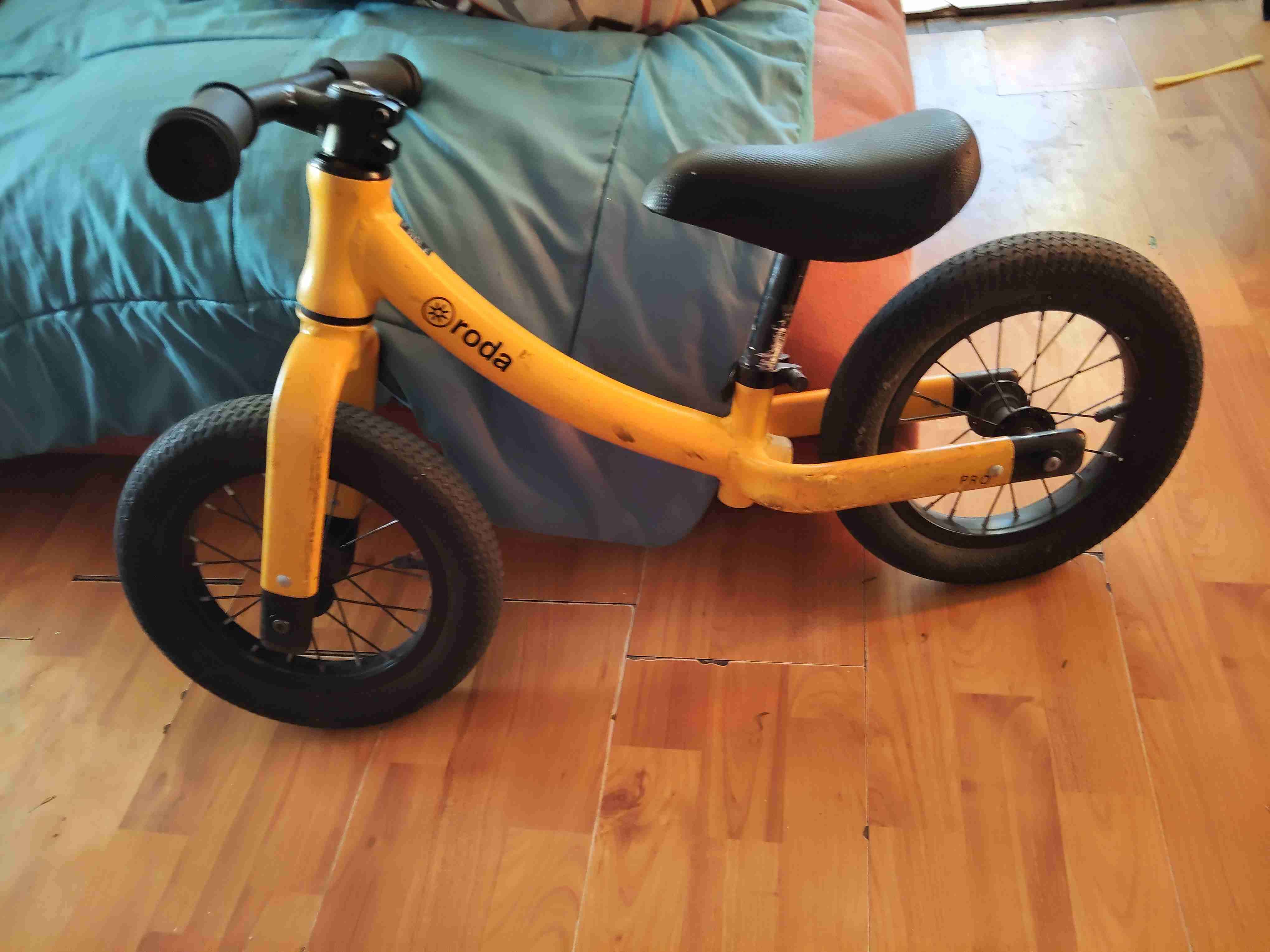 Bicicleta de aprendizaje amarilla - miniatura 3