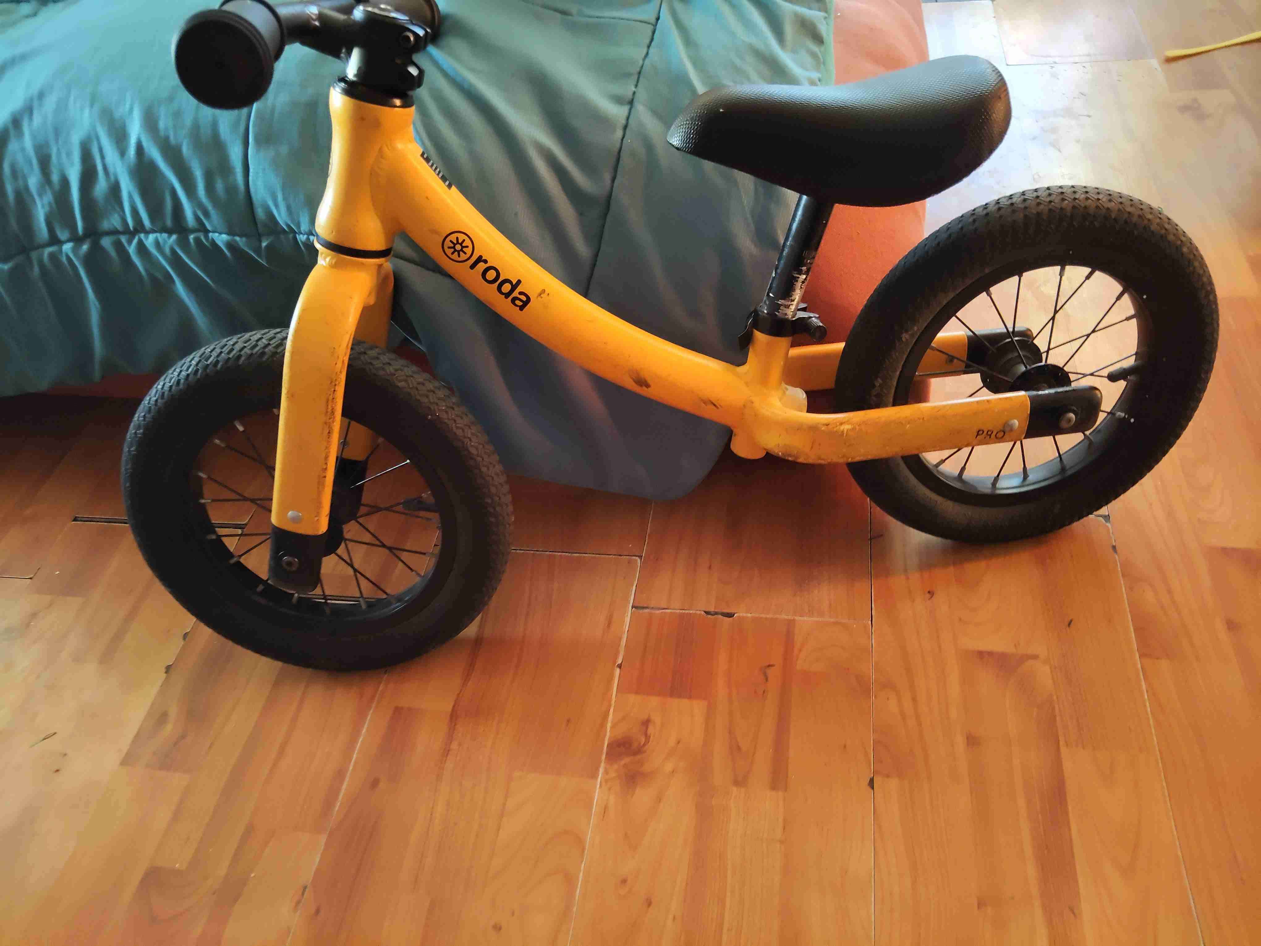 Bicicleta de aprendizaje amarilla - miniatura 4