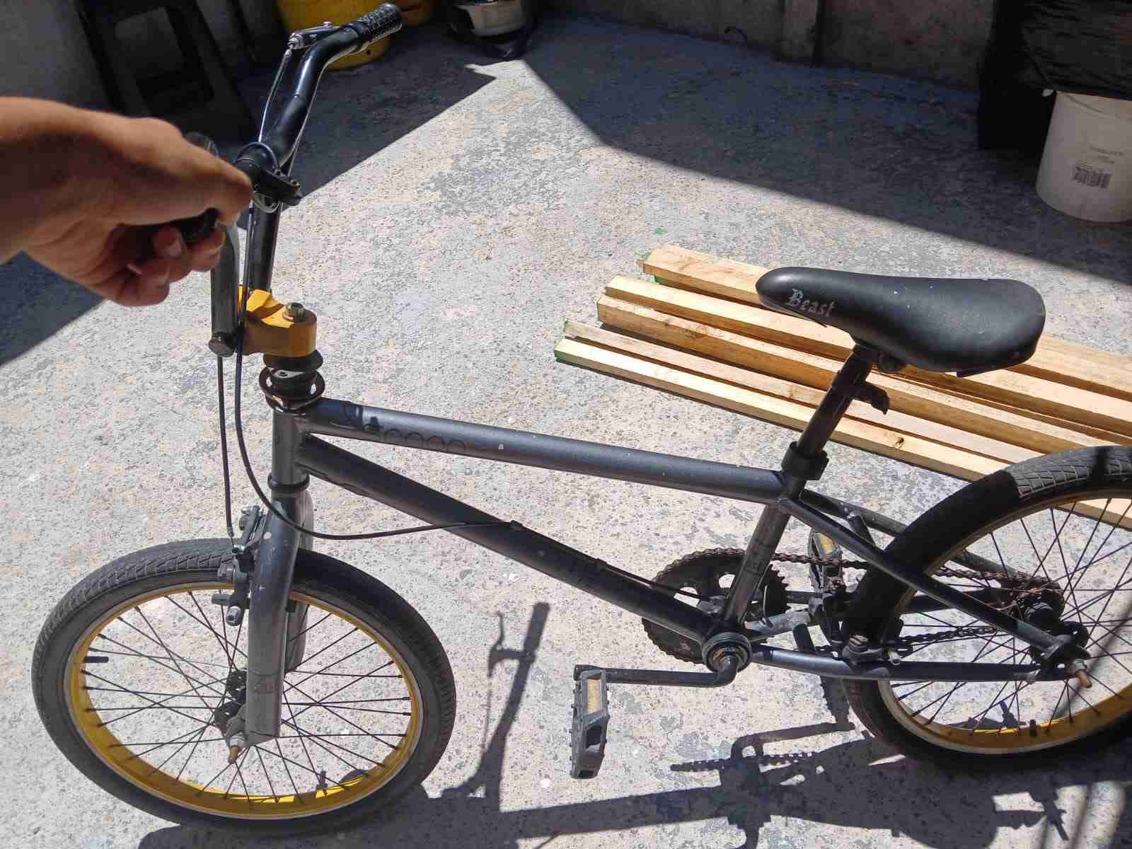 Bicicleta urbana negra - miniatura 2