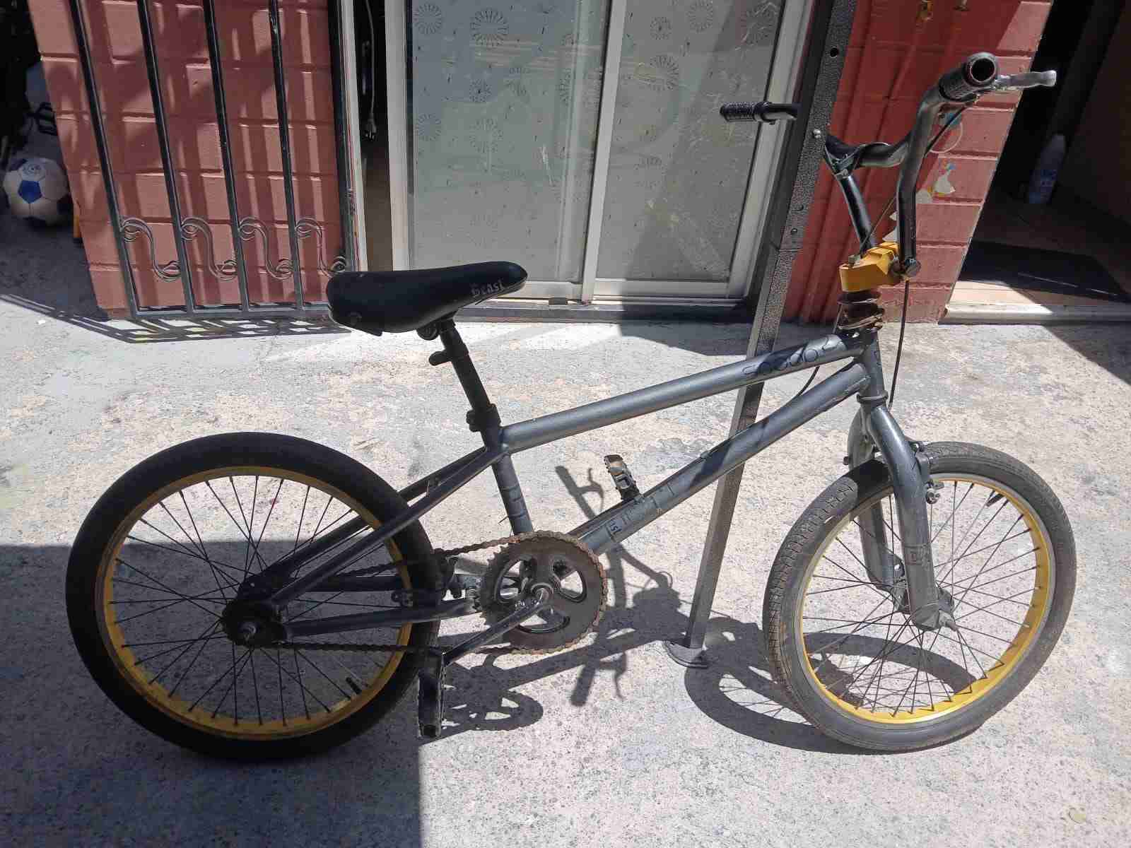 Bicicleta urbana negra - miniatura 3