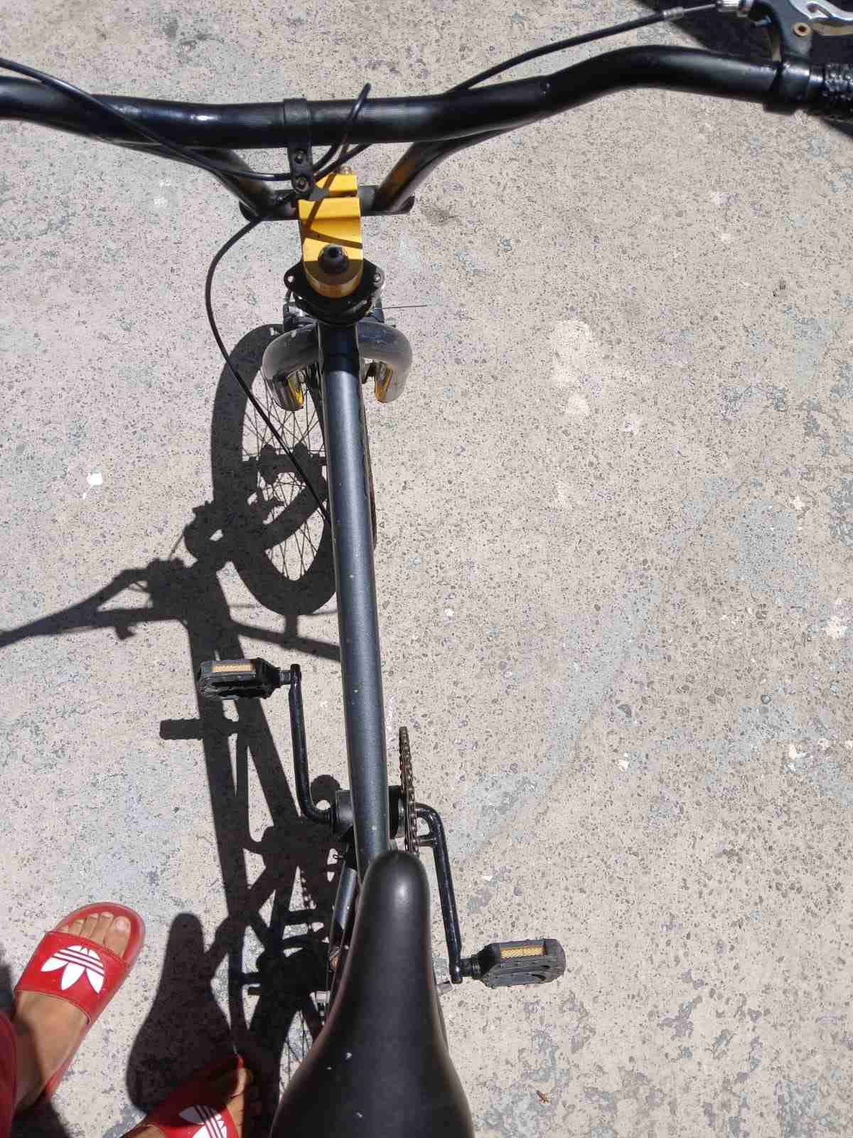 Bicicleta urbana negra - miniatura 4