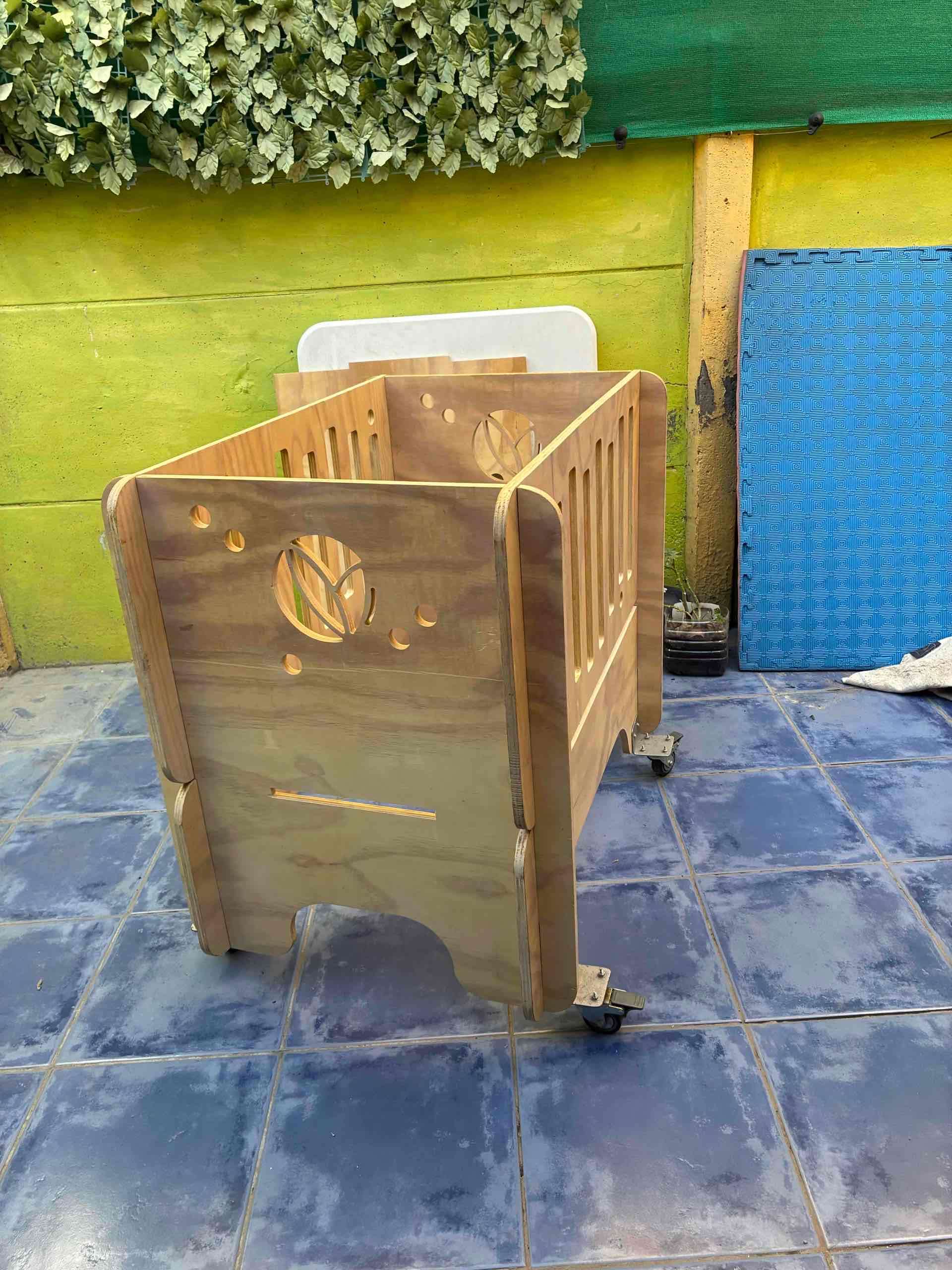 Cuna de madera con ruedas MONTESORI