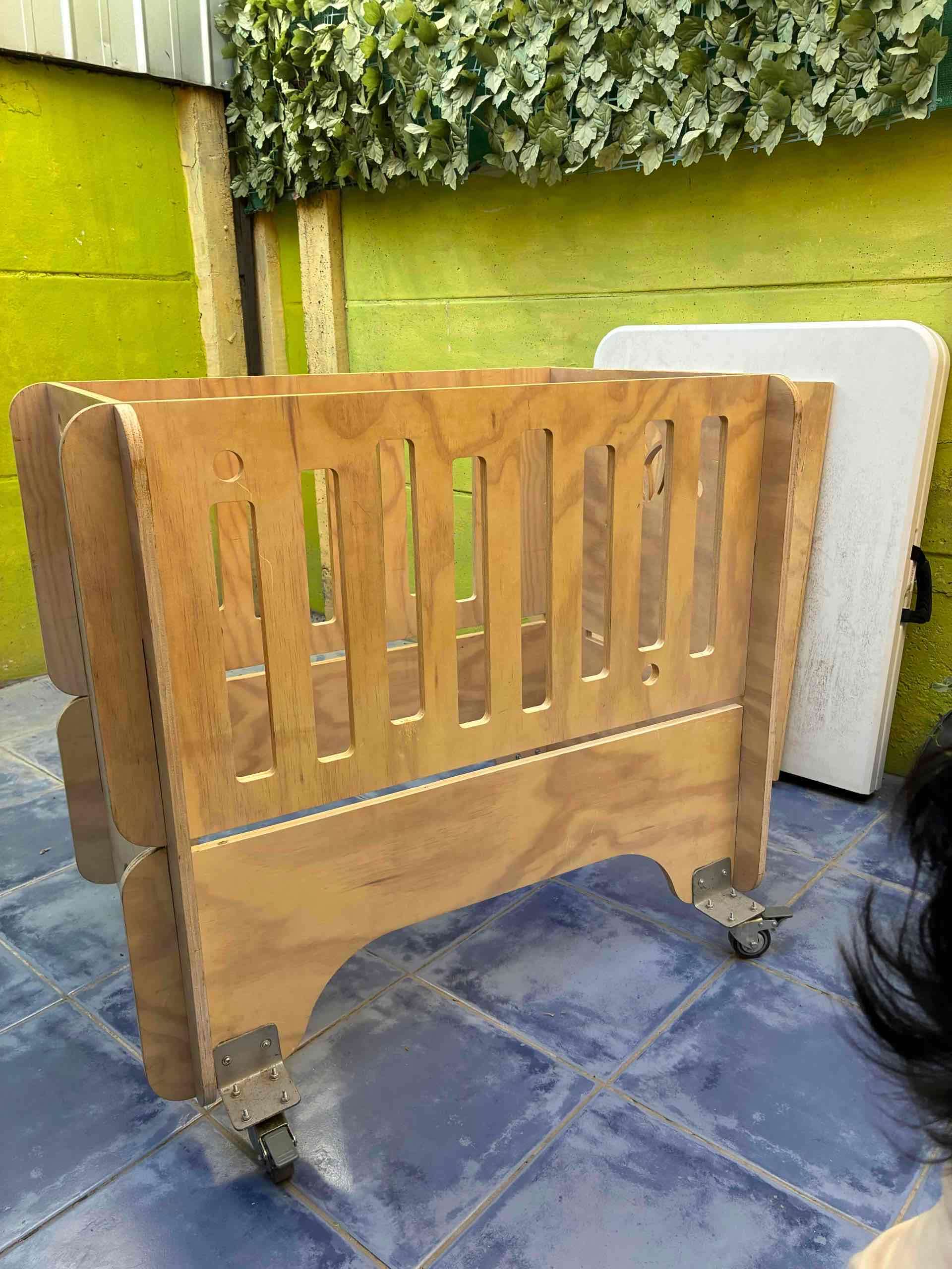 Cuna de madera con ruedas MONTESORI - 3