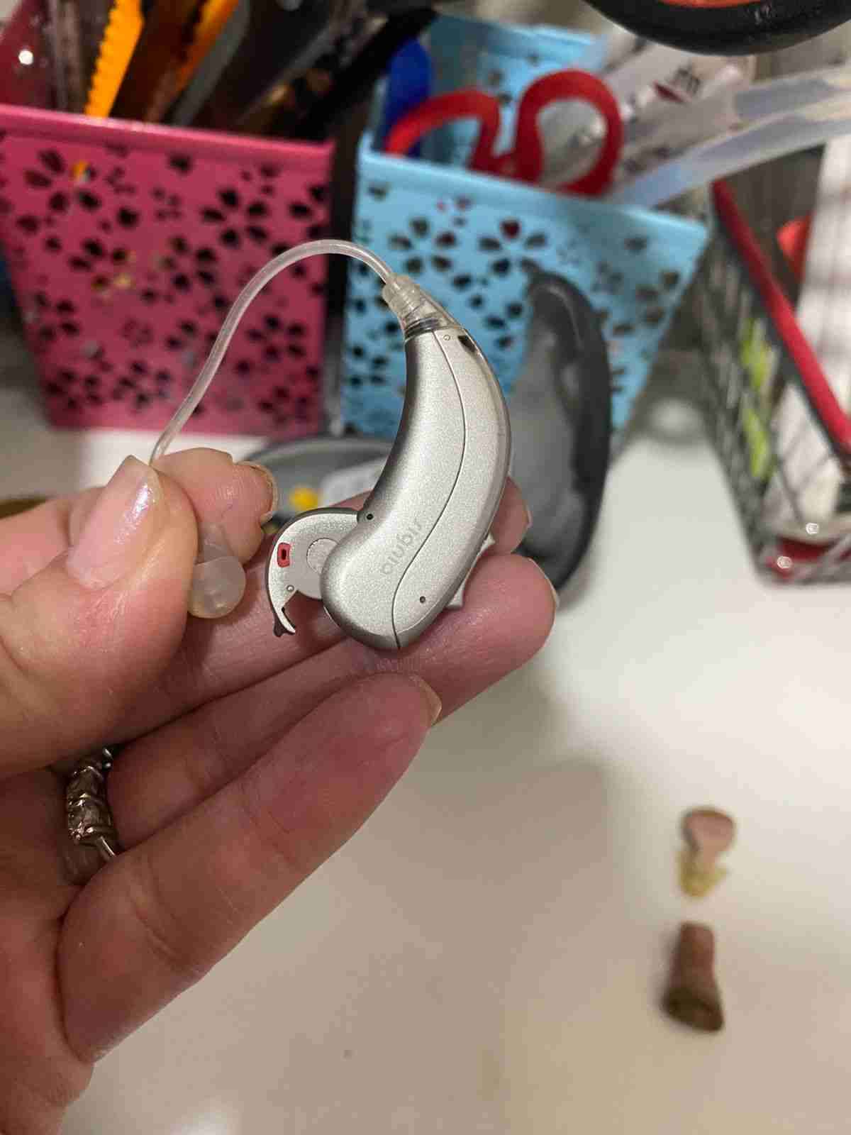 Audífono auditivo digital plateado - miniatura 2