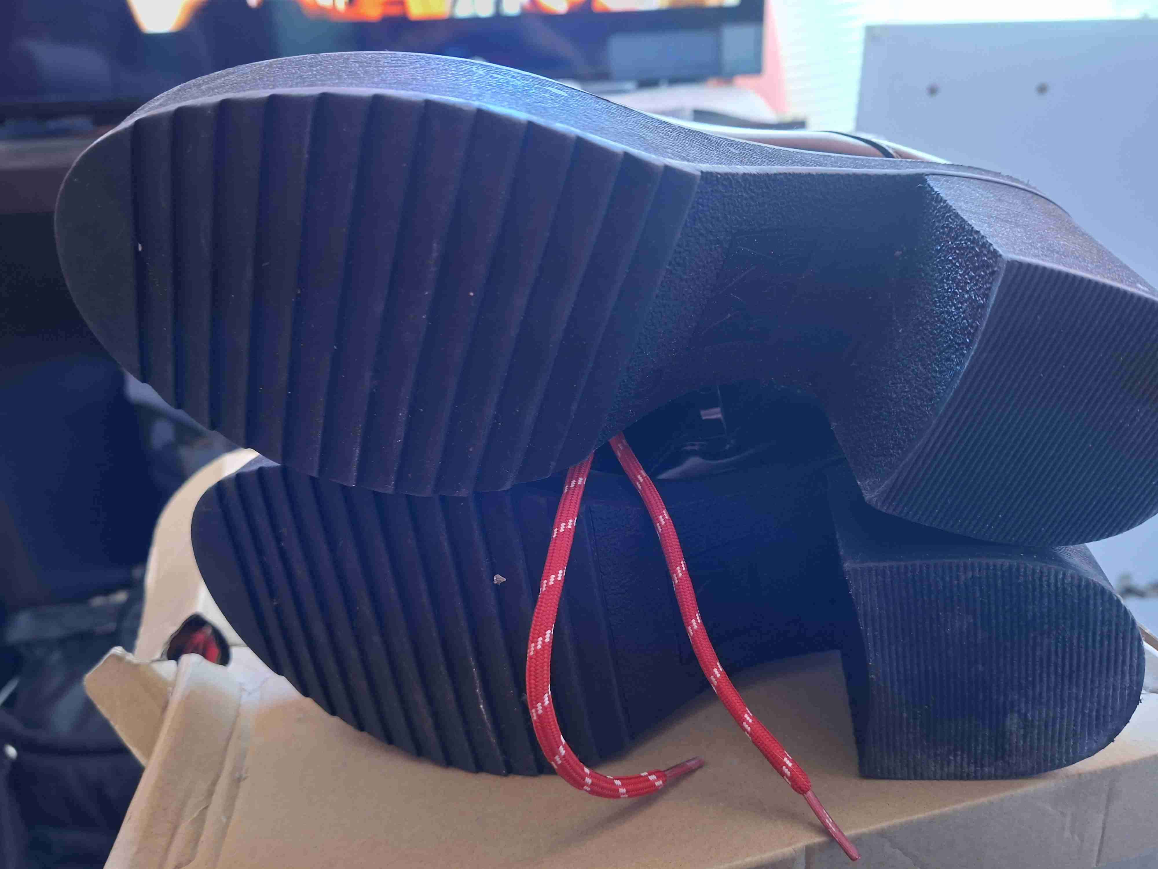 Botas negras casi nuevas talla 40 marca weekend - miniatura 2