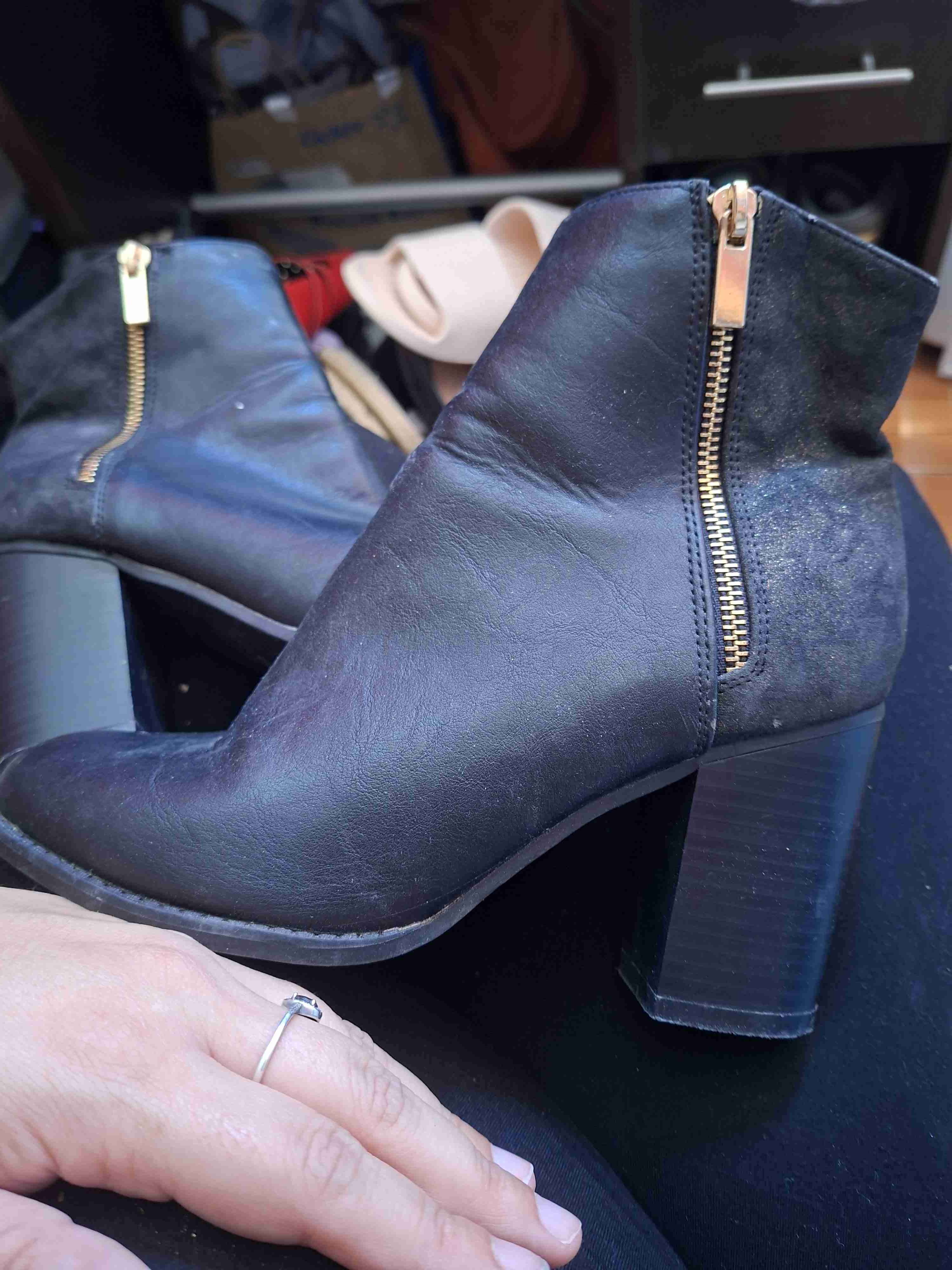 Botines negros con cierre marca BATA talla 39