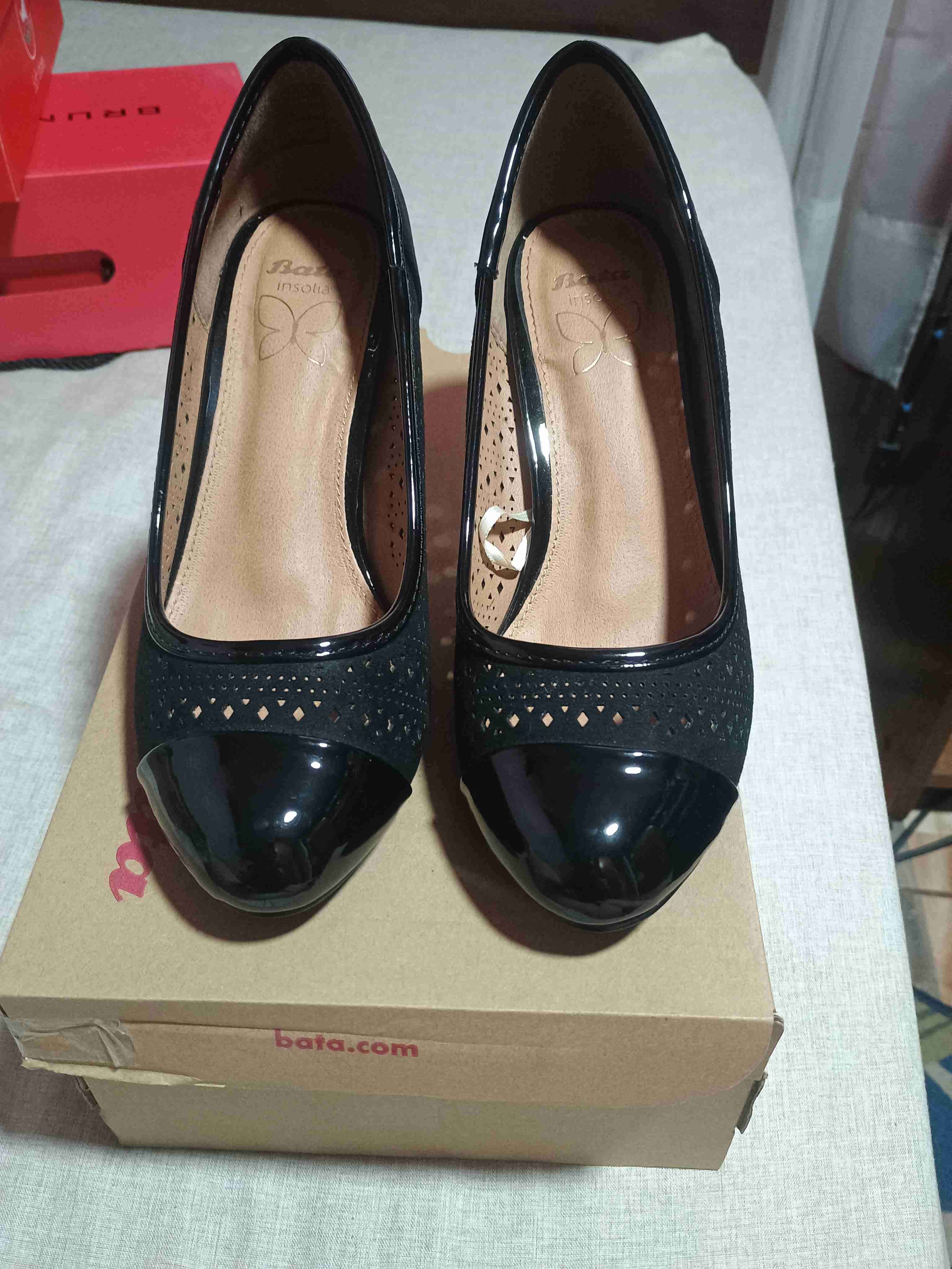 Zapatos negros con taco y detalles en charol